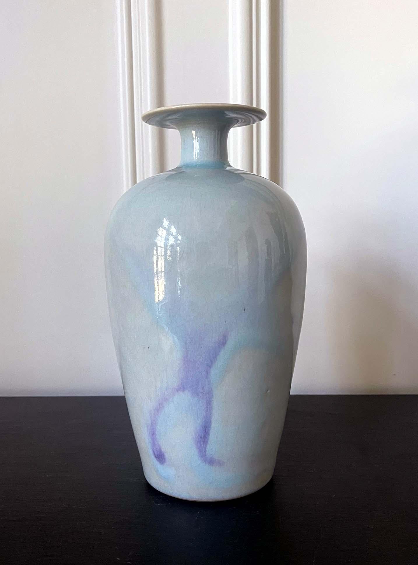 Un vase en céramique fabriqué par le frère Thomas Bezanson (1929-2007) vers les années 1970. Le vase reprend la forme classique chinoise 