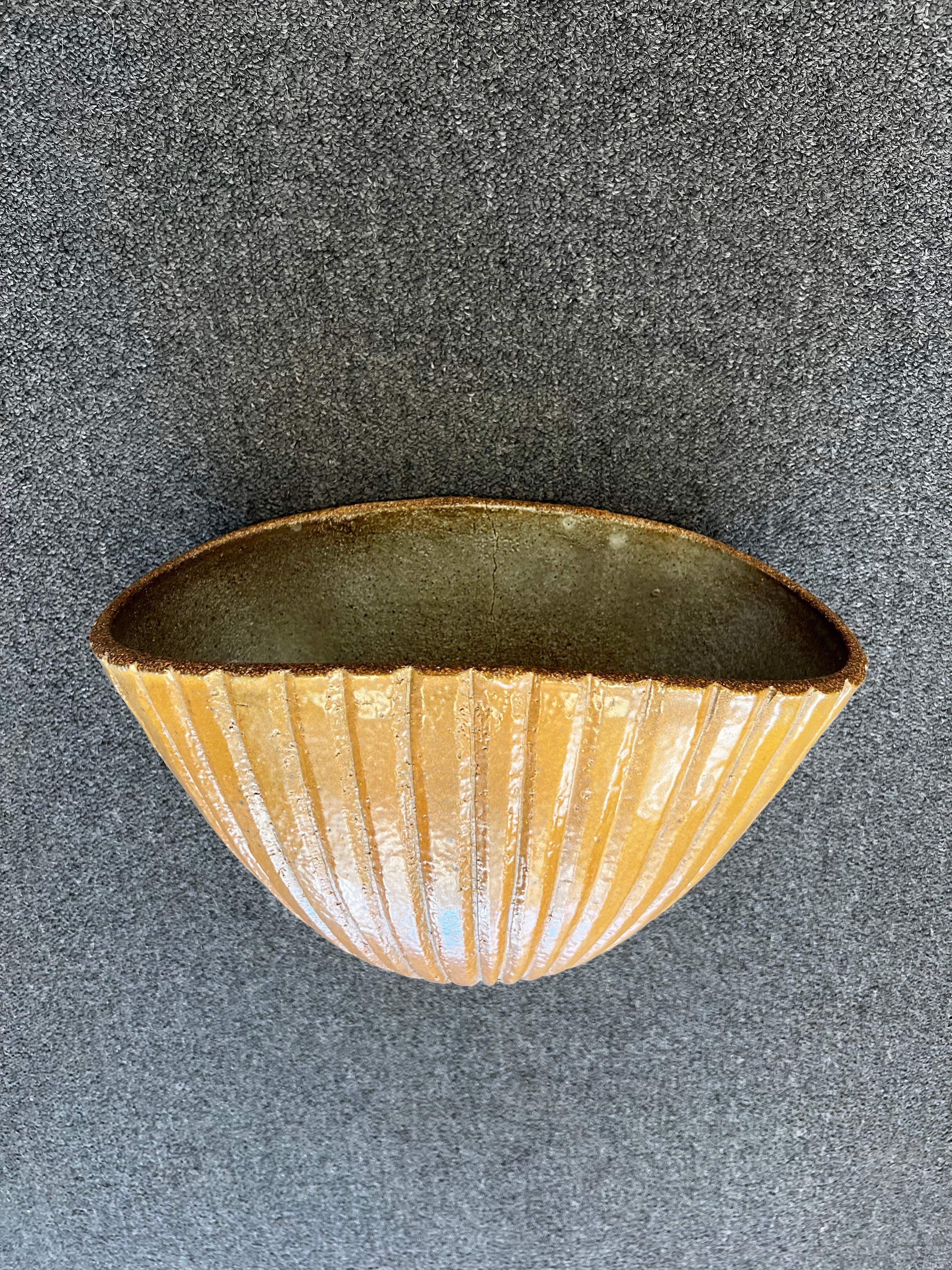 Fioriera da parete in ceramica Studio di Brent Bennetts. 
In condizioni originali con lievi segni di usura dovuti all'età. Ha una piccola crepa all'interno dovuta al forno, ma non arriva fino in fondo.
Firmato e datato sul retro. 

Misure: Larghezza