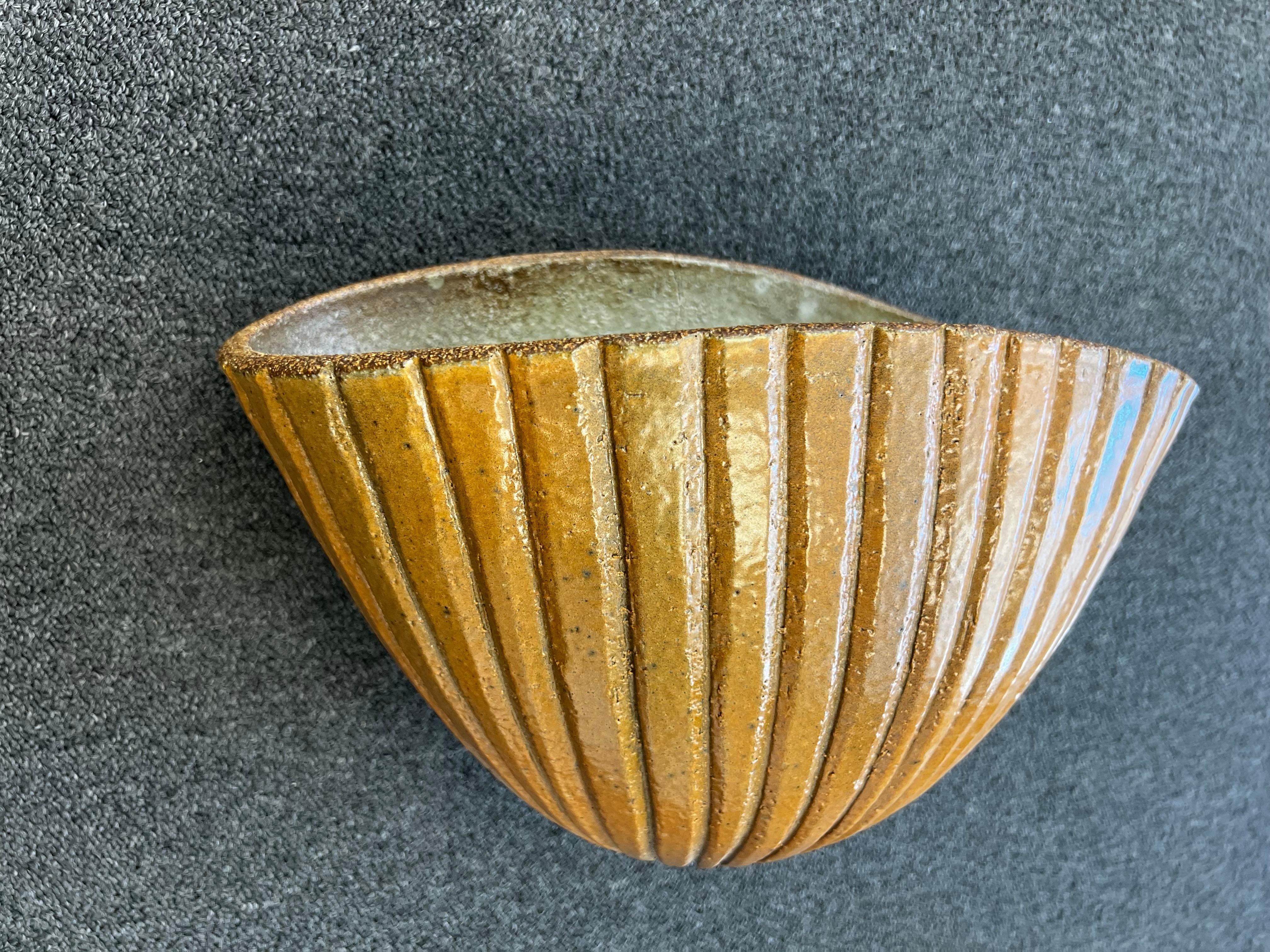 Moderno Fioriera da parete in ceramica Studio A di Brent Bennetts in vendita
