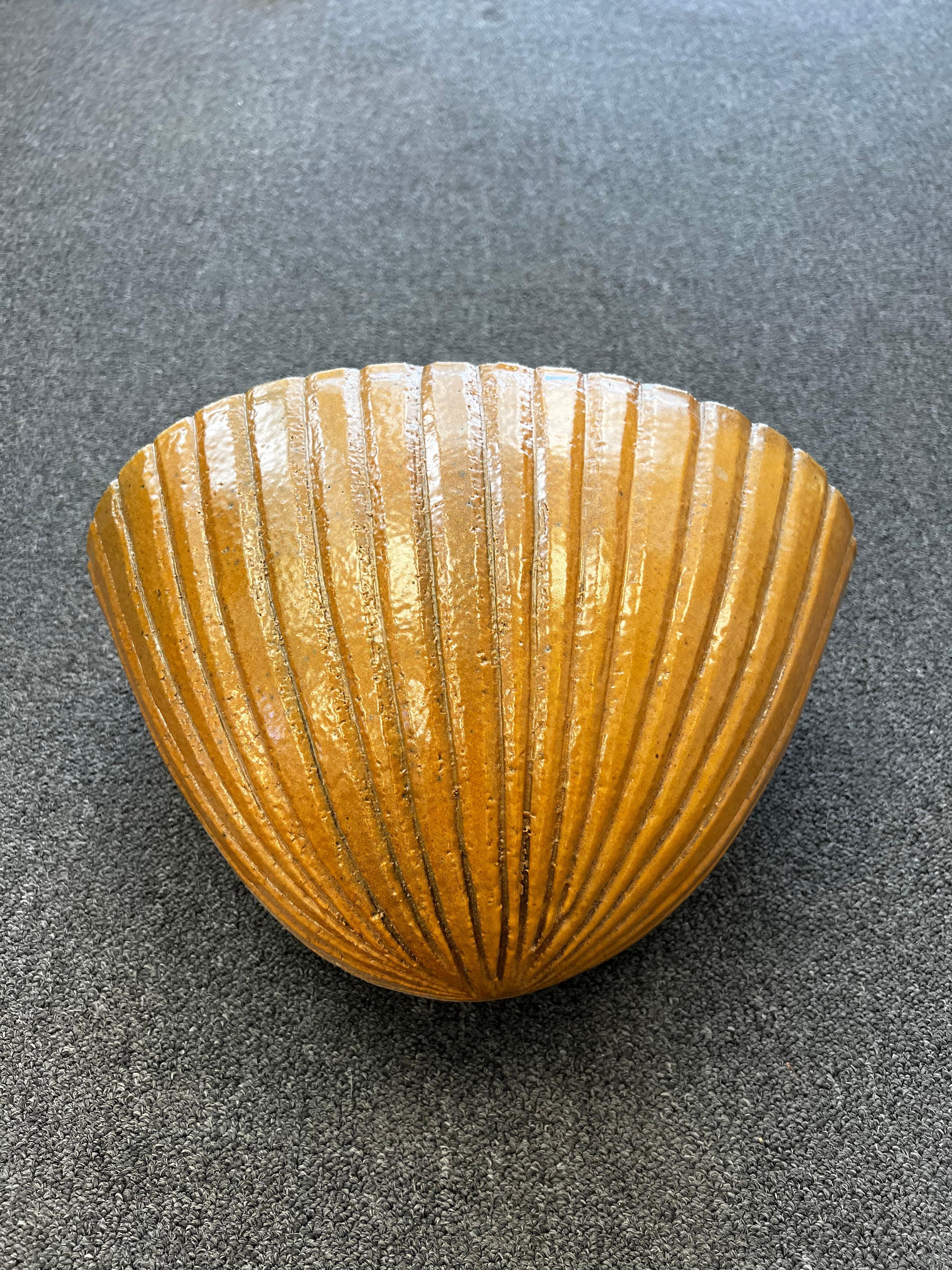 Americano Fioriera da parete in ceramica Studio A di Brent Bennetts in vendita