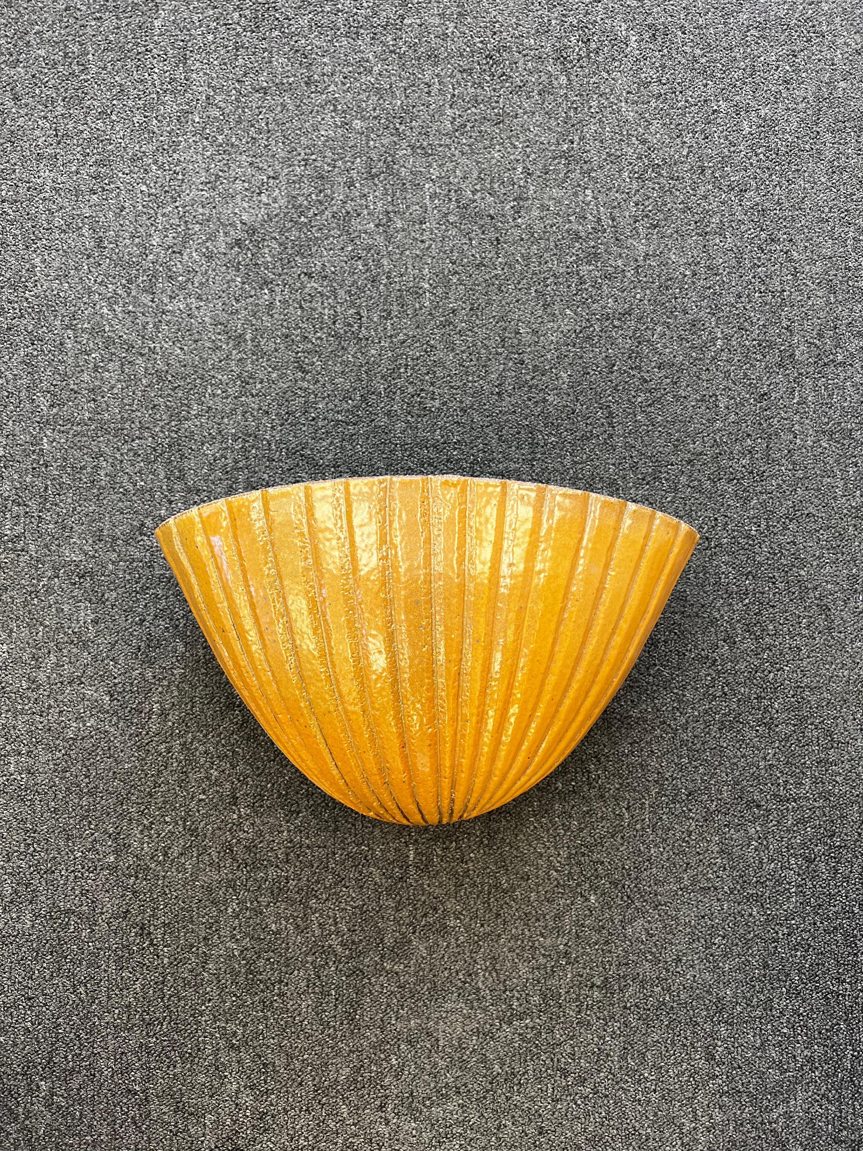 Ceramica Fioriera da parete in ceramica Studio A di Brent Bennetts in vendita