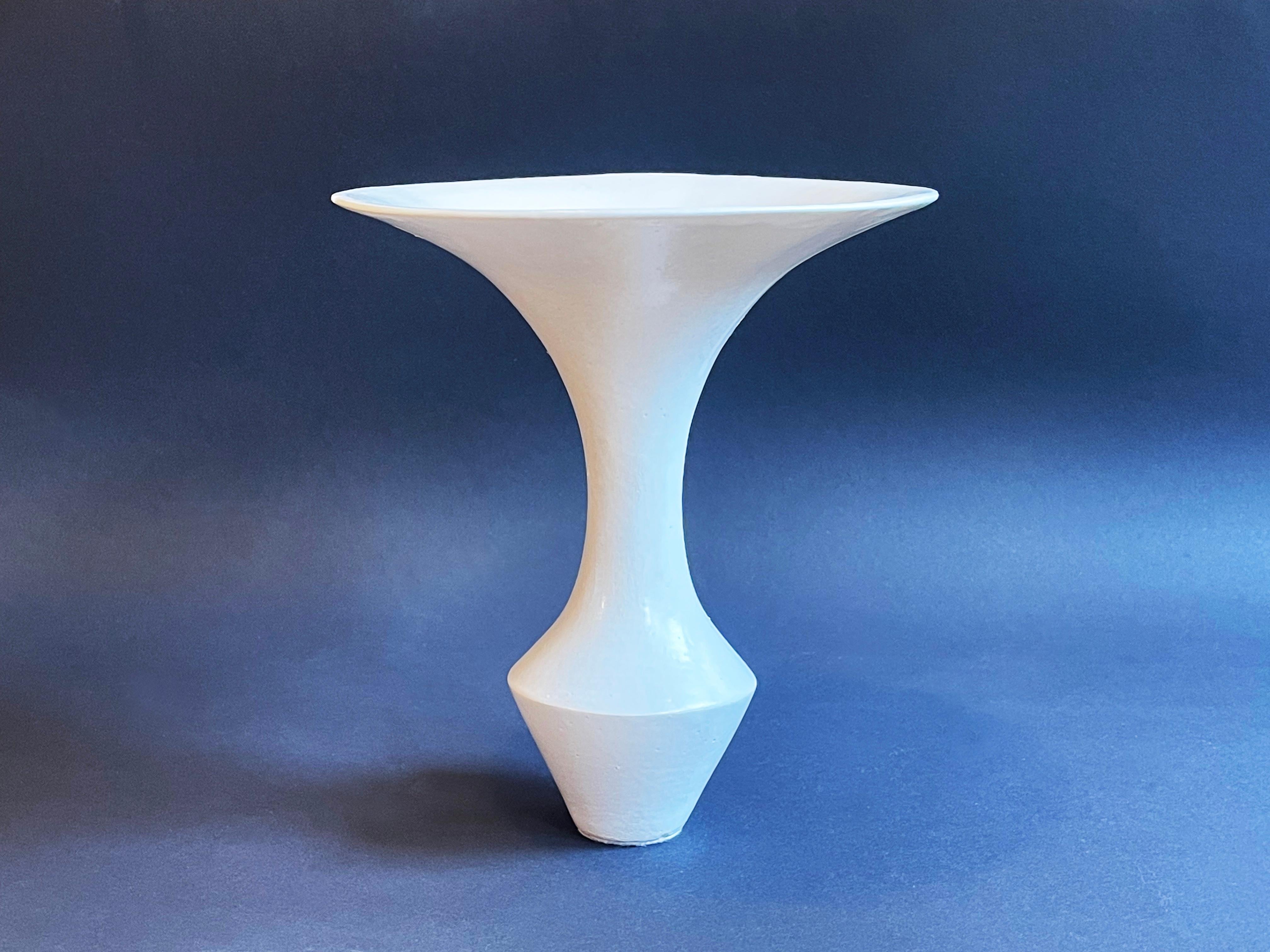 Einzigartige und sehr minimalistische Ikebana-Vase, die für sich selbst als Kunstwerk steht.
Studio-Keramik, wahrscheinlich in Deutschland in den 1970er bis 1980er Jahren hergestellt.
Wunderschöne, leicht gräuliche weiße oder cremefarbene Glasur,