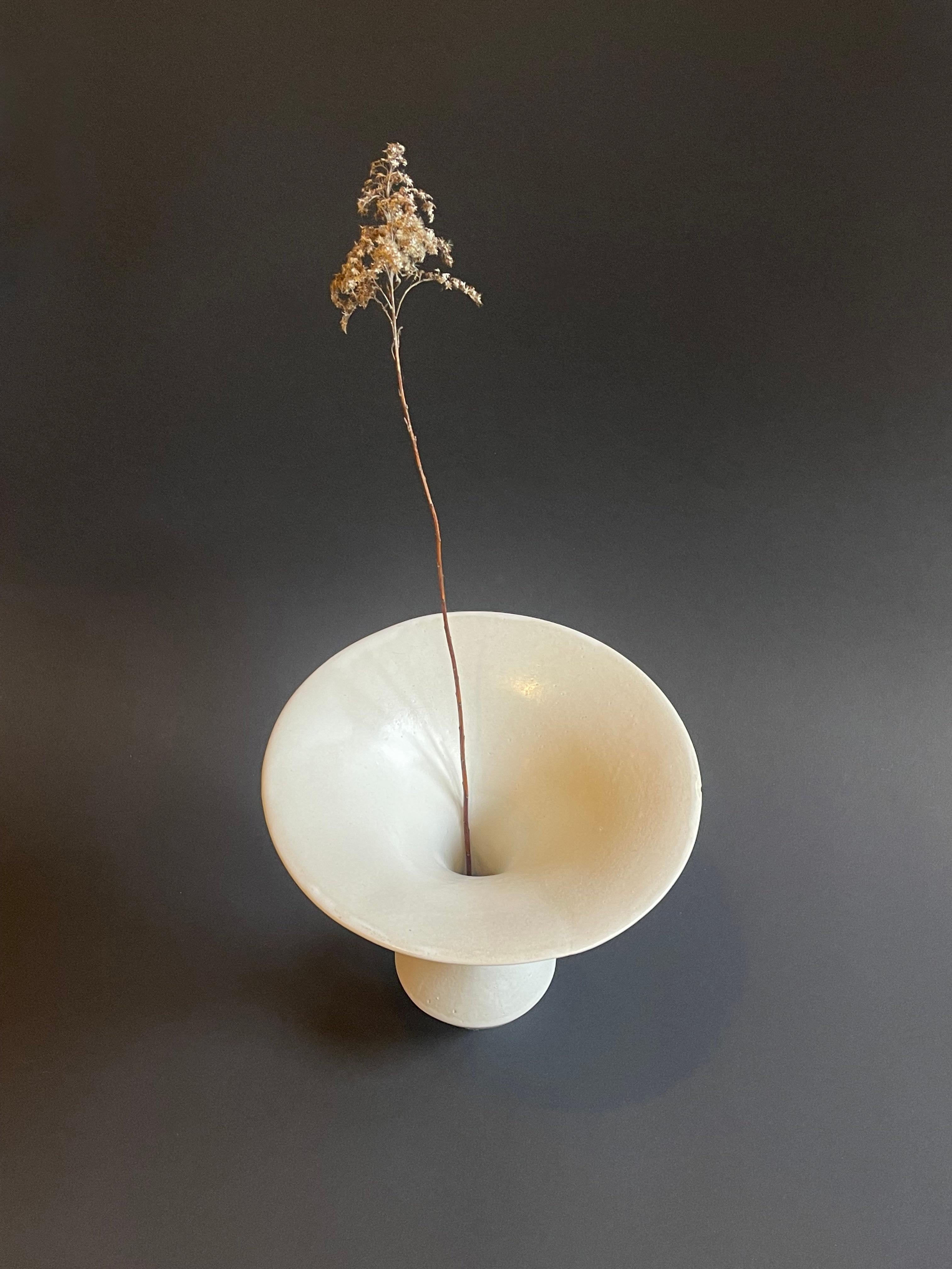 Studio Keramik Weiße Ikebana-Vase mit weißem Funnel, 1970er - 1980er Jahre, Japanese Vibe, Deutschland  (Moderne der Mitte des Jahrhunderts) im Angebot