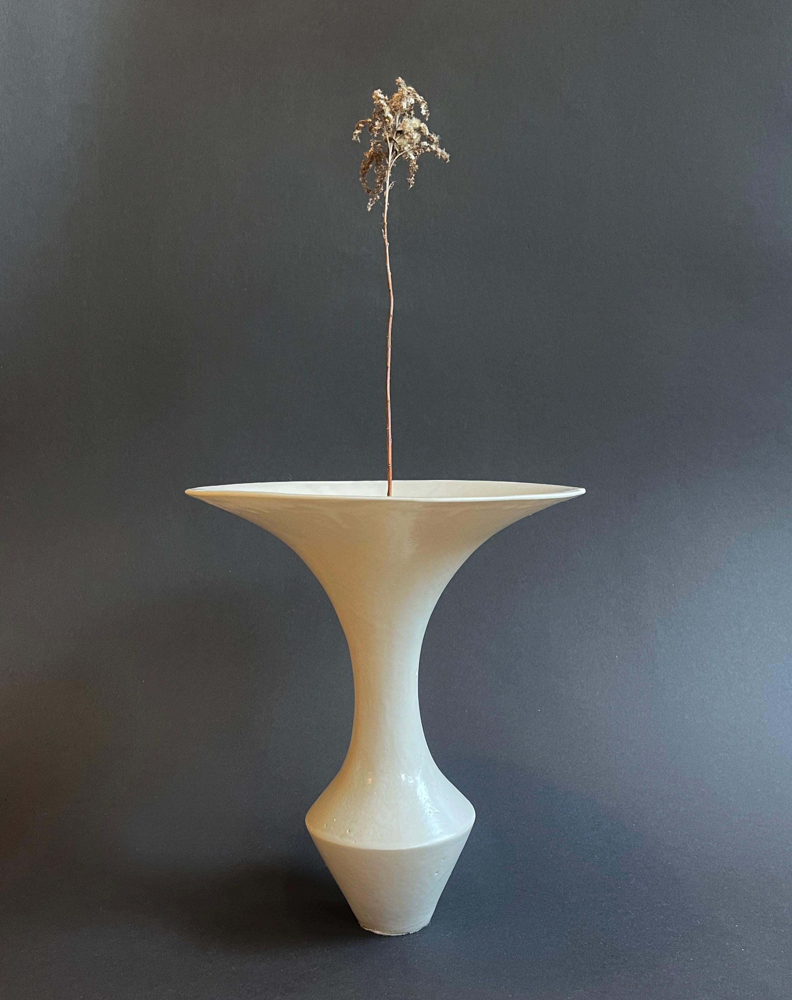 Studio Keramik Weiße Ikebana-Vase mit weißem Funnel, 1970er - 1980er Jahre, Japanese Vibe, Deutschland  (Handgefertigt) im Angebot