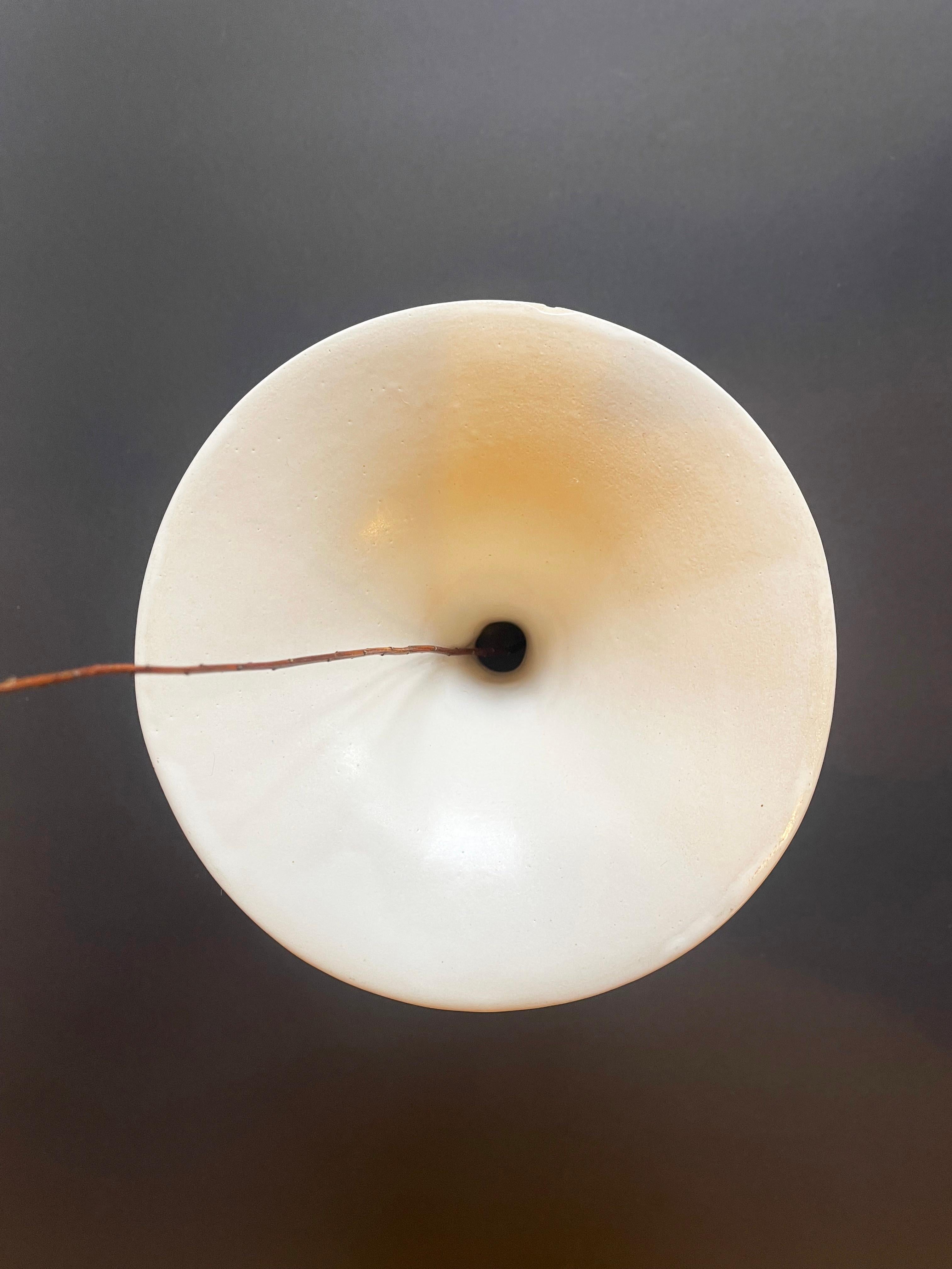 Studio Keramik Weiße Ikebana-Vase mit weißem Funnel, 1970er - 1980er Jahre, Japanese Vibe, Deutschland  im Zustand „Gut“ im Angebot in Andernach, DE