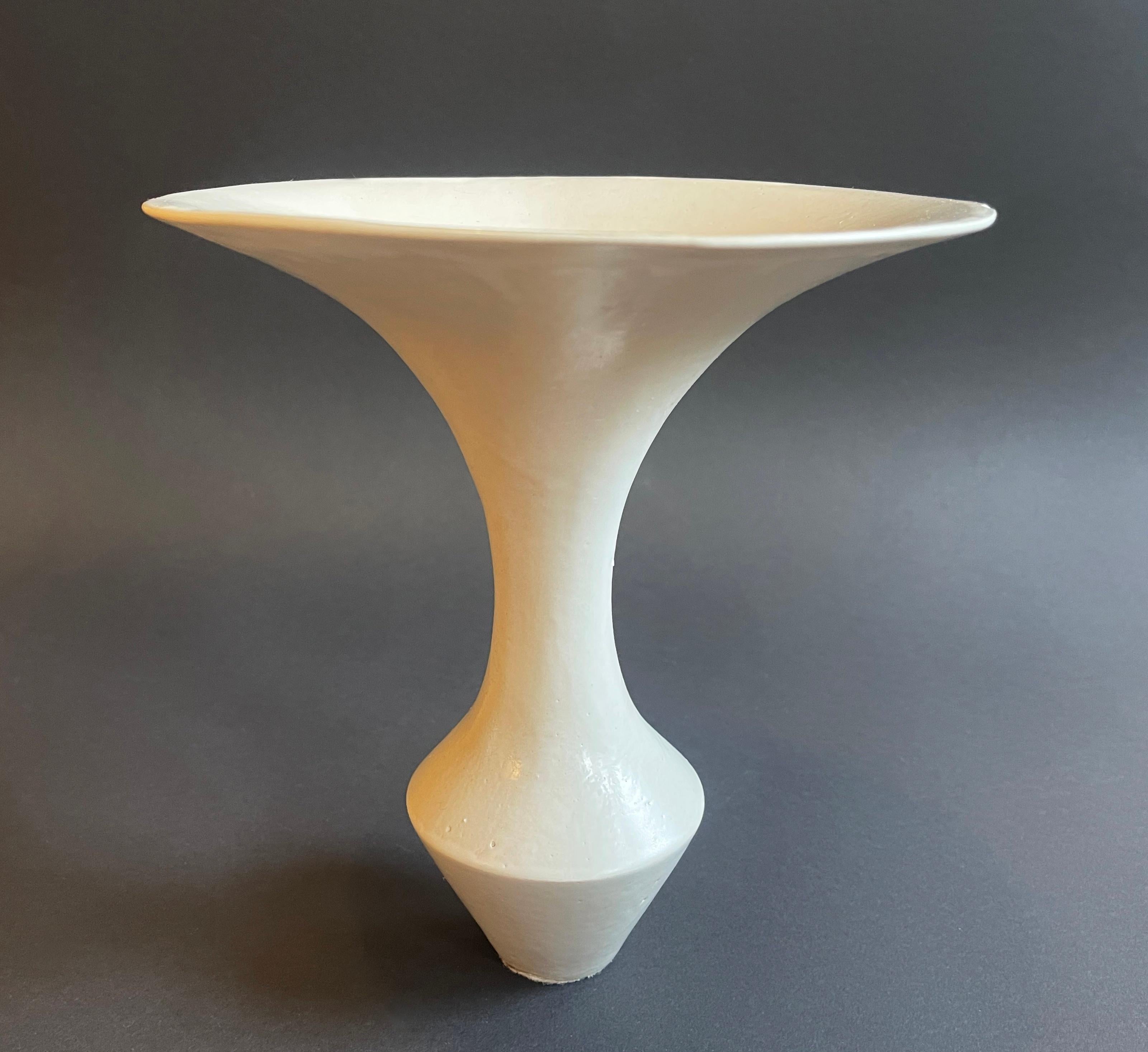 Studio Keramik Weiße Ikebana-Vase mit weißem Funnel, 1970er - 1980er Jahre, Japanese Vibe, Deutschland  (20. Jahrhundert) im Angebot