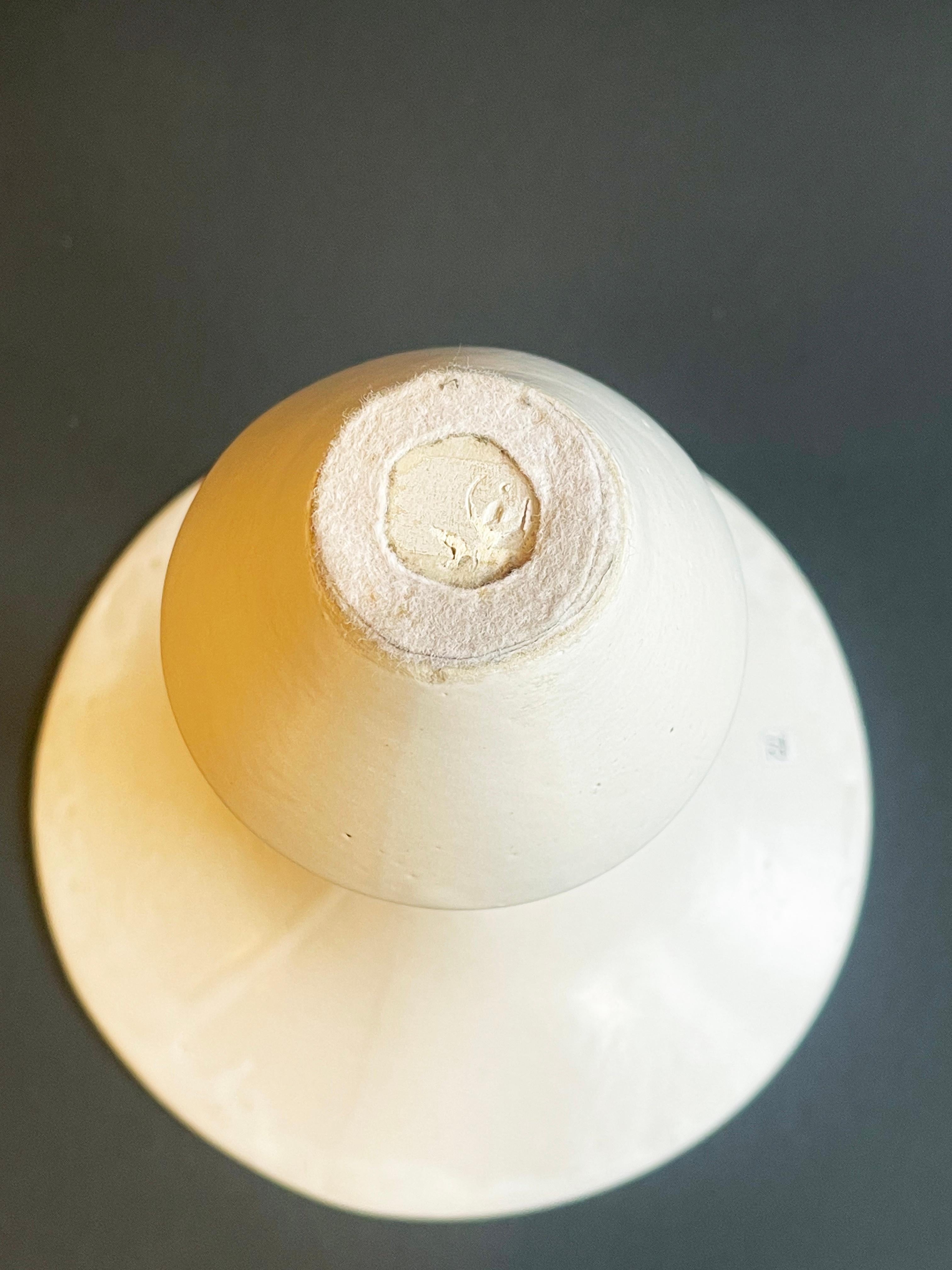 Studio Keramik Weiße Ikebana-Vase mit weißem Funnel, 1970er - 1980er Jahre, Japanese Vibe, Deutschland  im Angebot 3