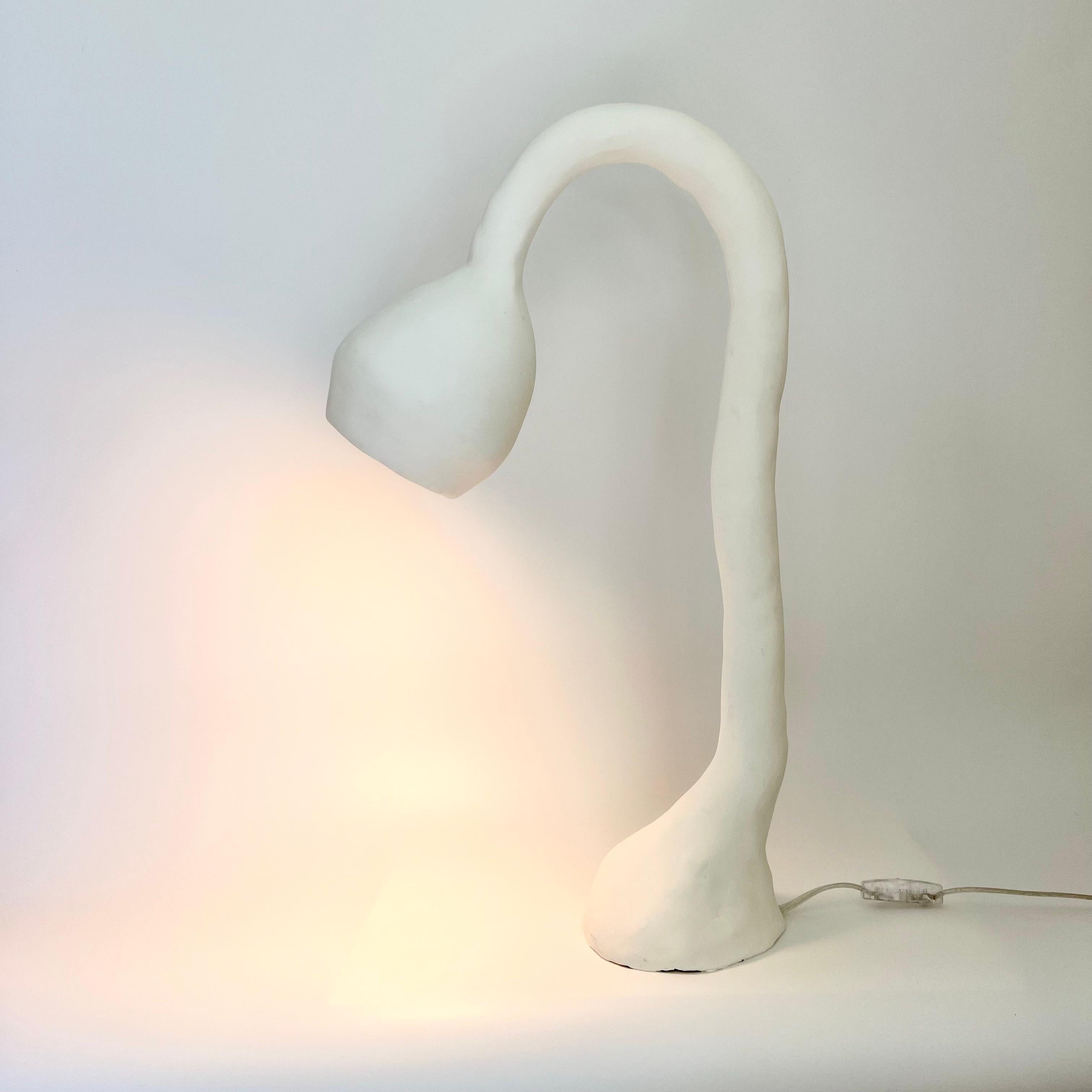 Minimaliste Lampe de bureau Biomorphic Line de Studio Chora, pierre calcaire blanche, fabriquée sur commande en vente