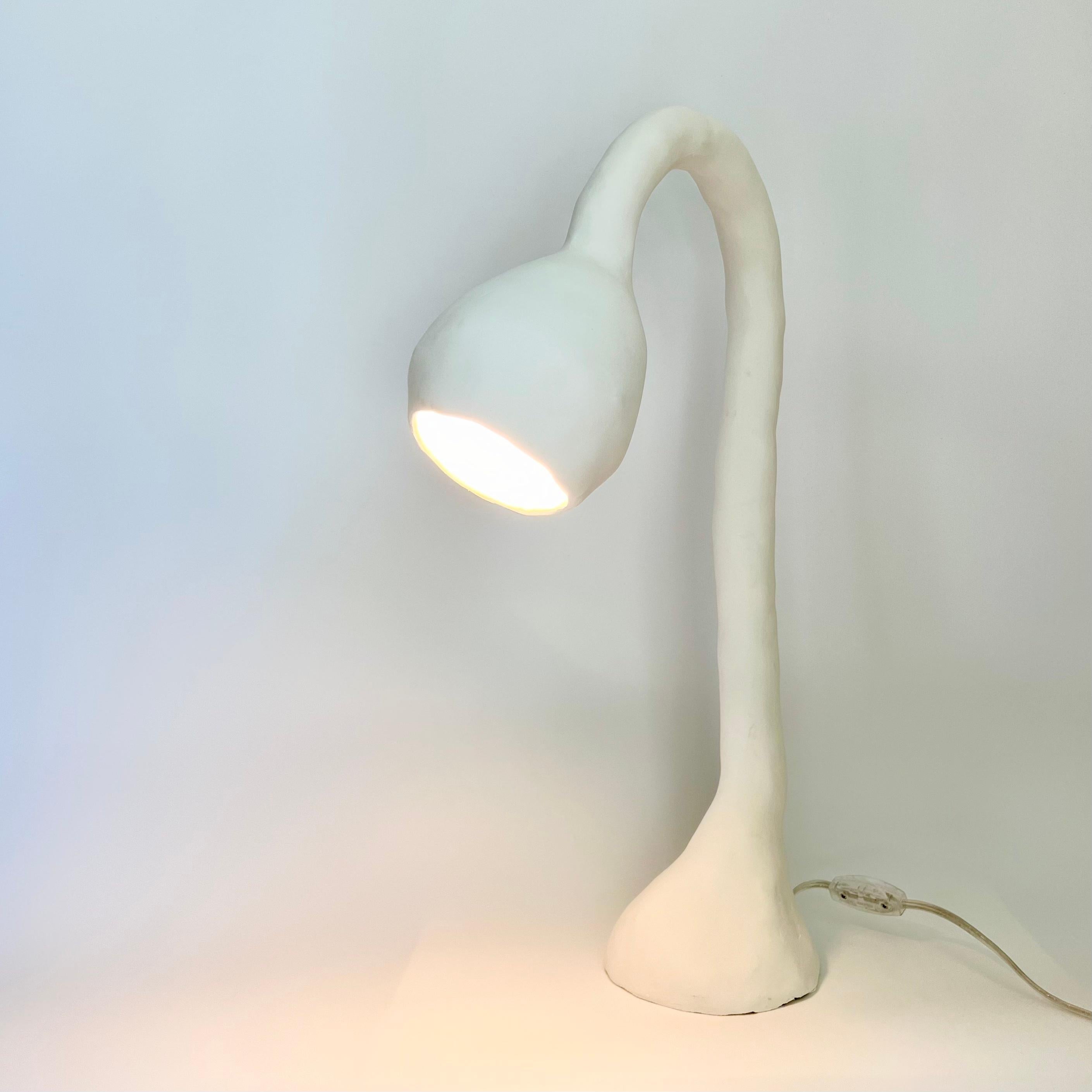 Biomorphe Linie von Studio Chora, Tischlampe, weißer Kalkstein, auf Bestellung gefertigt (amerikanisch) im Angebot