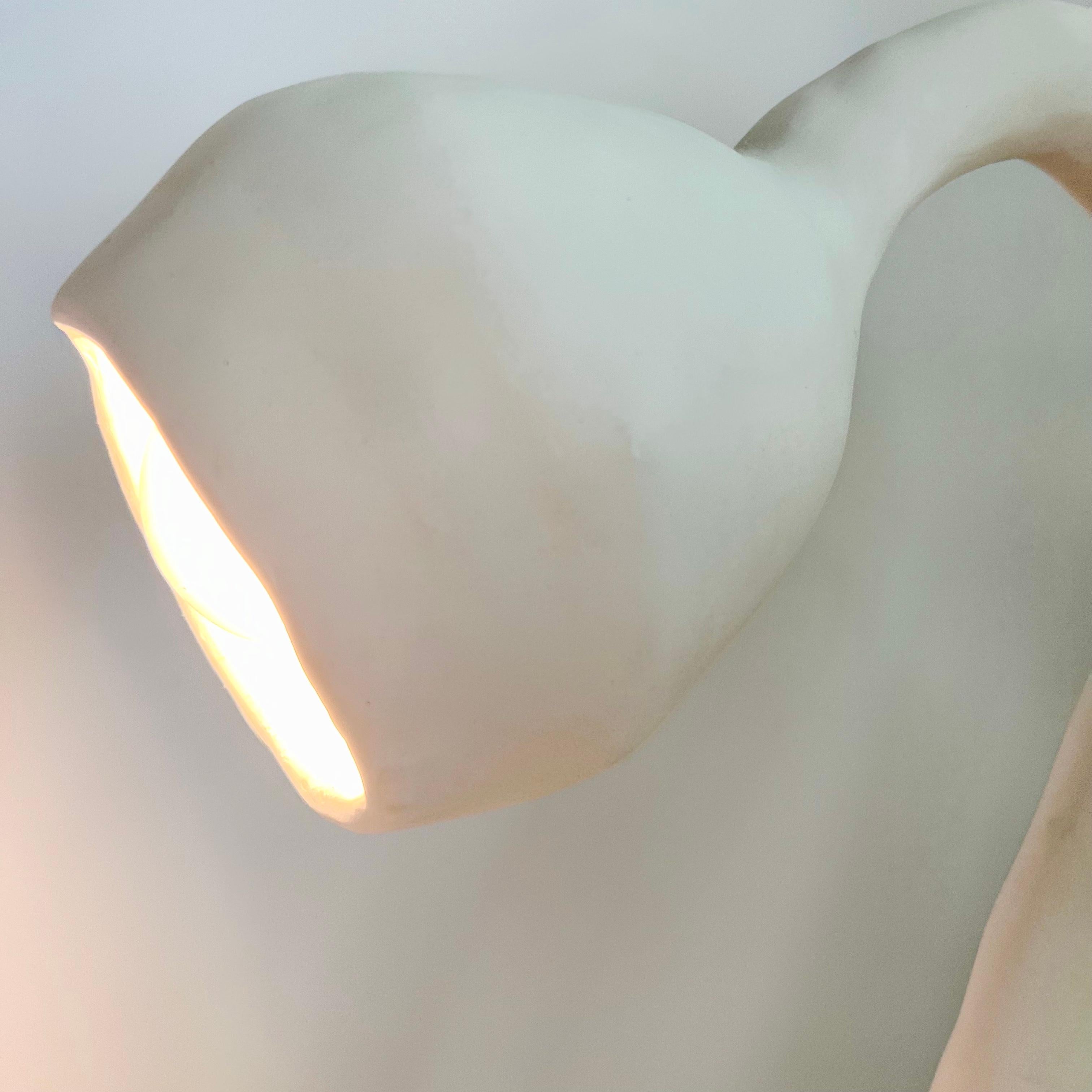 Biomorphe Linie von Studio Chora, Tischlampe, weißer Kalkstein, auf Bestellung gefertigt (Geschnitzt) im Angebot