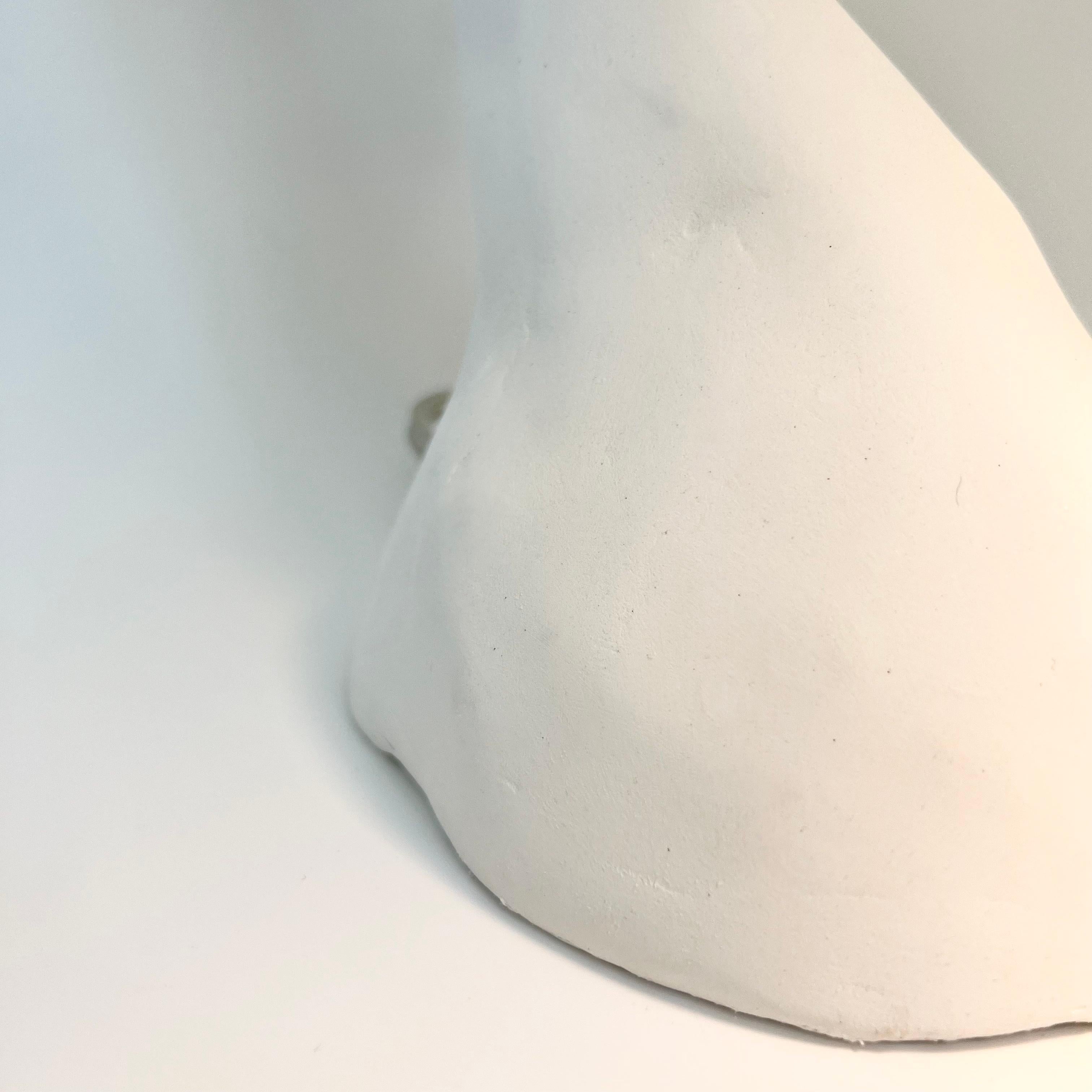 Biomorphe Linie von Studio Chora, Tischlampe, weißer Kalkstein, auf Bestellung gefertigt im Zustand „Neu“ im Angebot in Albuquerque, NM