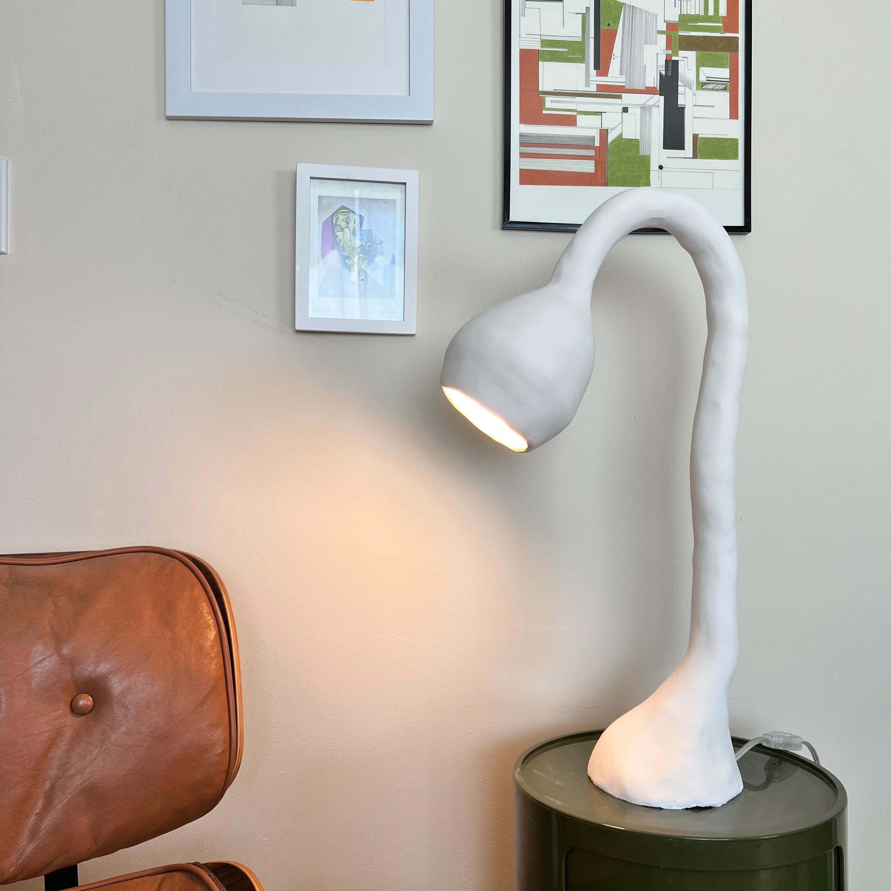 Biomorphe Linie von Studio Chora, Tischlampe, weißer Kalkstein, auf Bestellung gefertigt (Gips) im Angebot