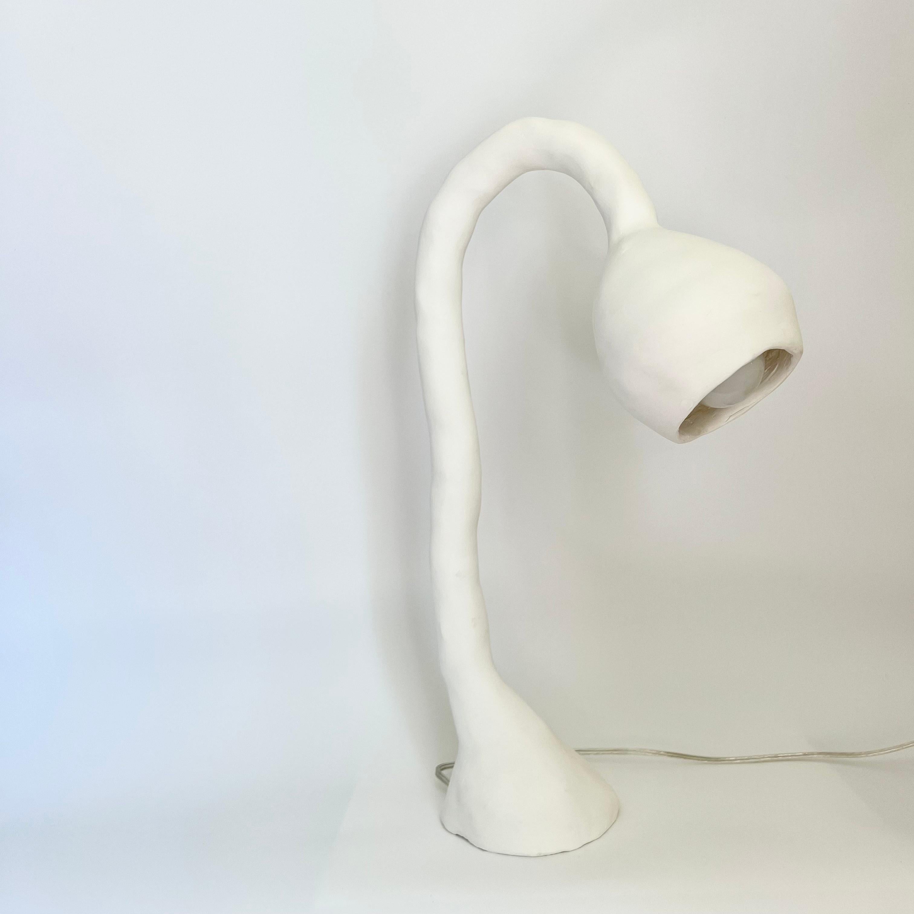 Lampe de bureau Biomorphic Line de Studio Chora, pierre calcaire blanche, fabriquée sur commande en vente 1