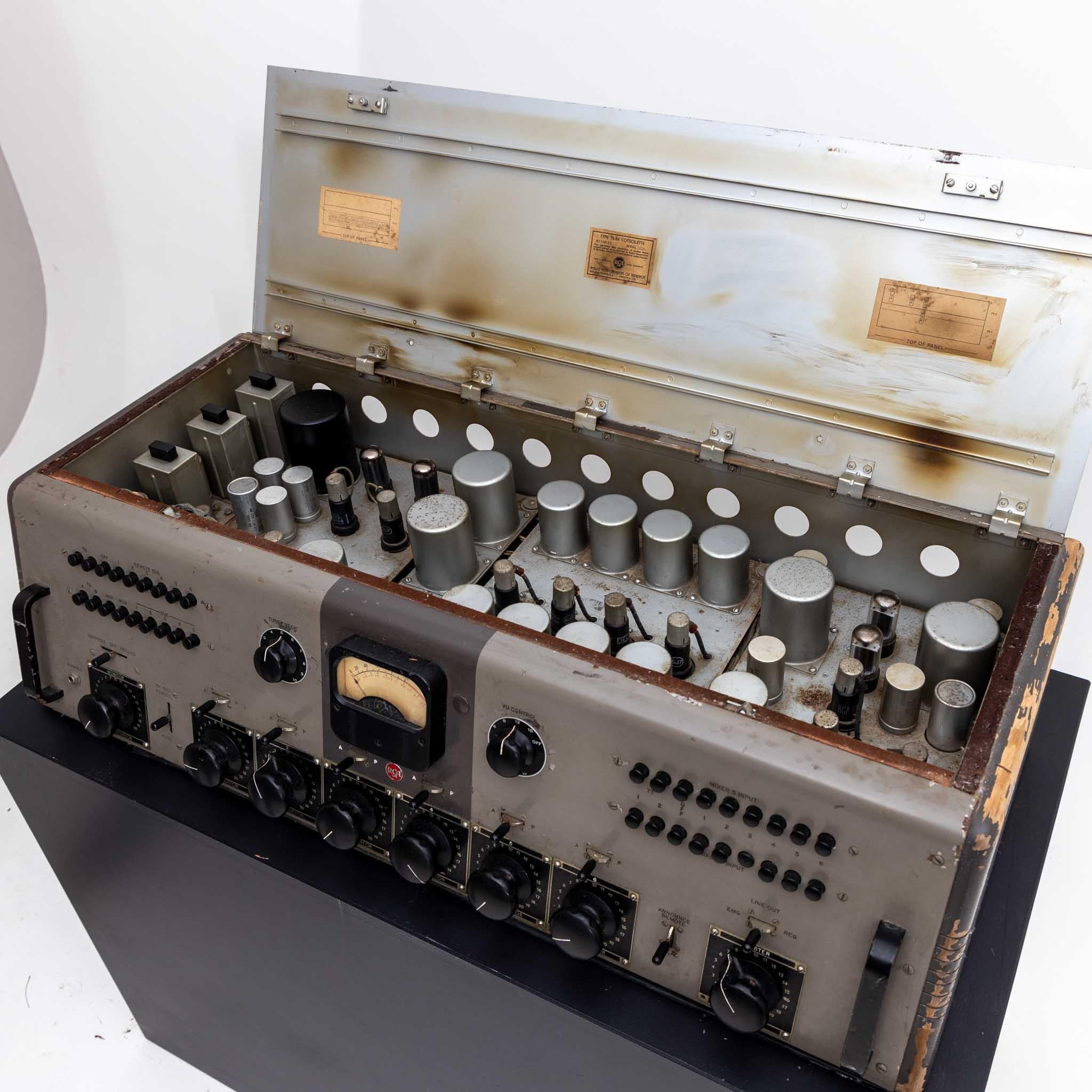 Famosa Consolette tipo RCA 76-B4, senza alimentatore, in condizioni non testate e non restaurate. Su questo tipo di console hanno registrato, tra gli altri, star come Elivs Presley.