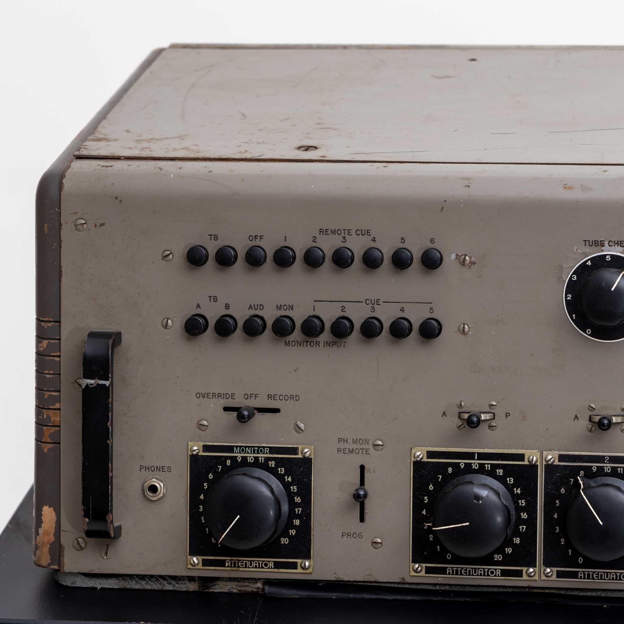 Metà XX secolo Studio A Consolette tipo RCA 76-B4, Alabama, circa 1950 in vendita
