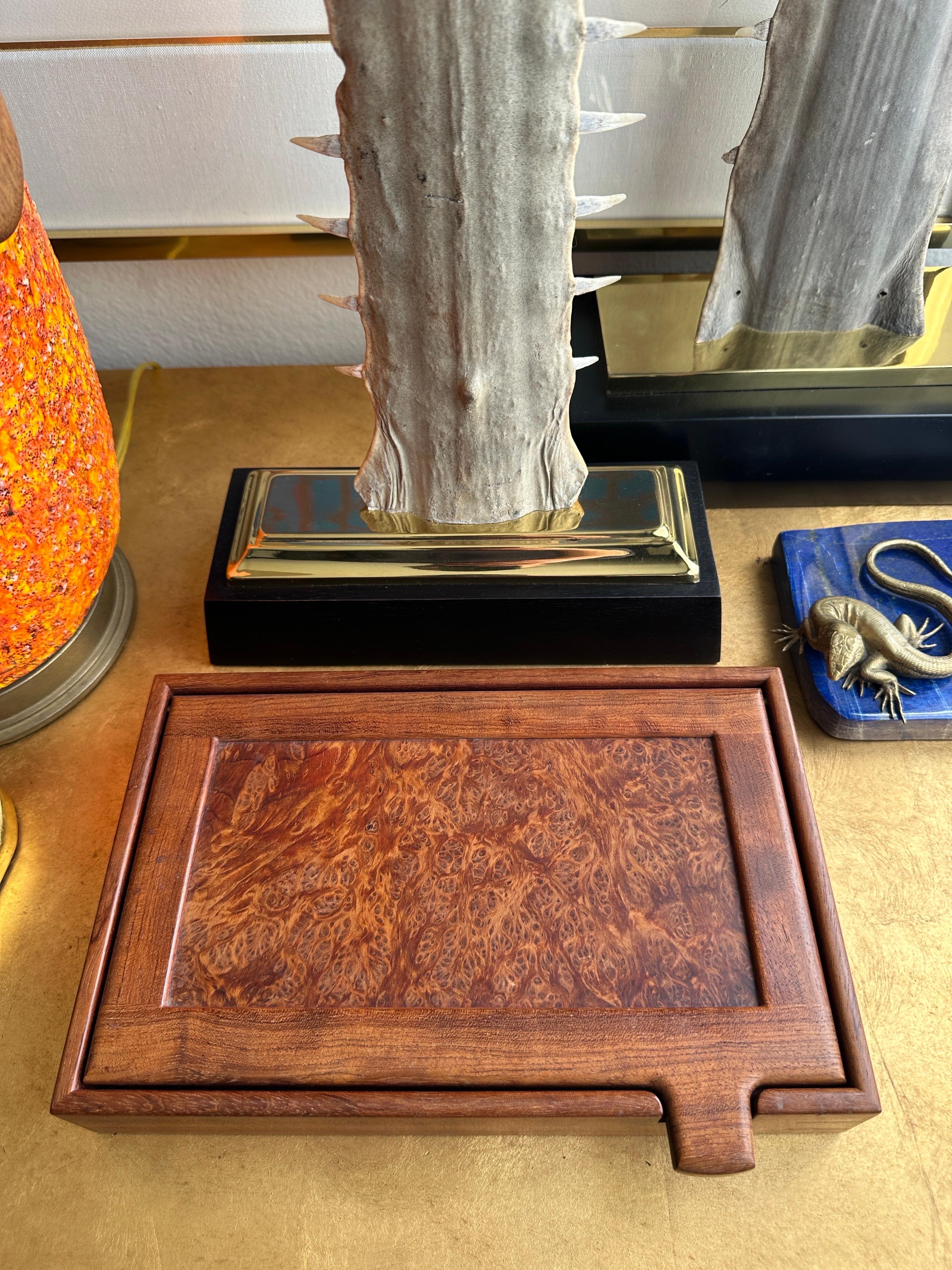 Studio Craft signierte Schmuckschatulle aus exotischem Wurzelholz mit Samtinterieur.