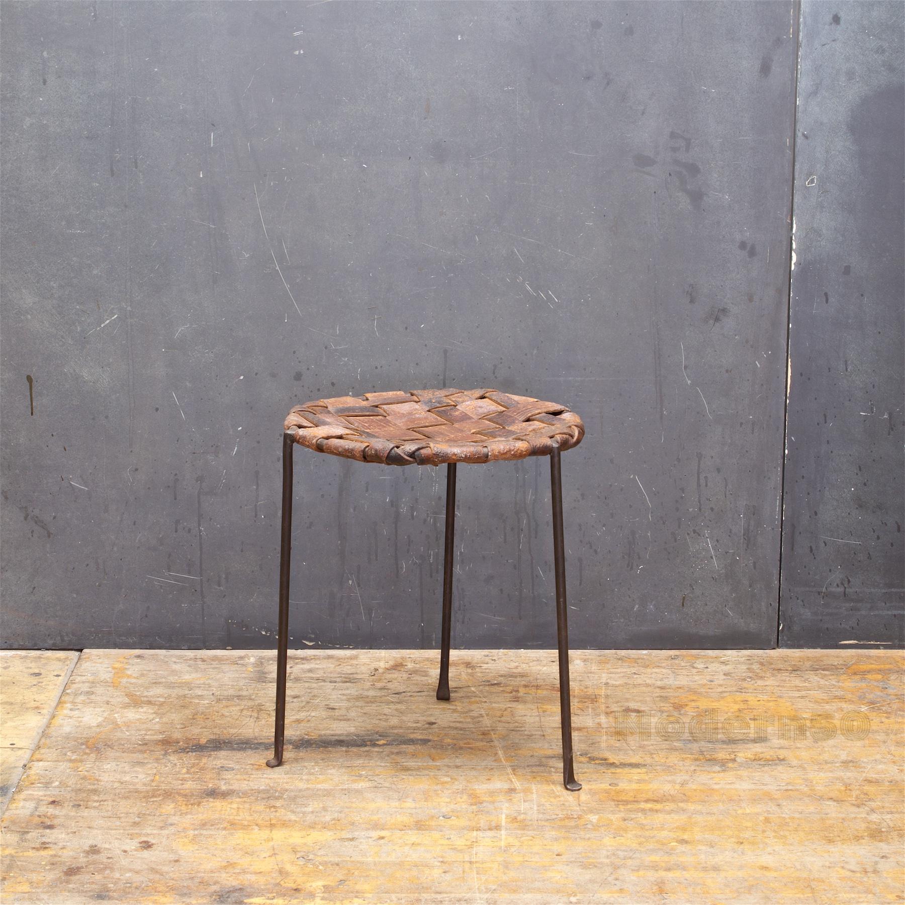 Studio Craft Hocker aus Eisen und gewebtem Leder von Lila Swift und Donald Monell (Geschweißt) im Angebot