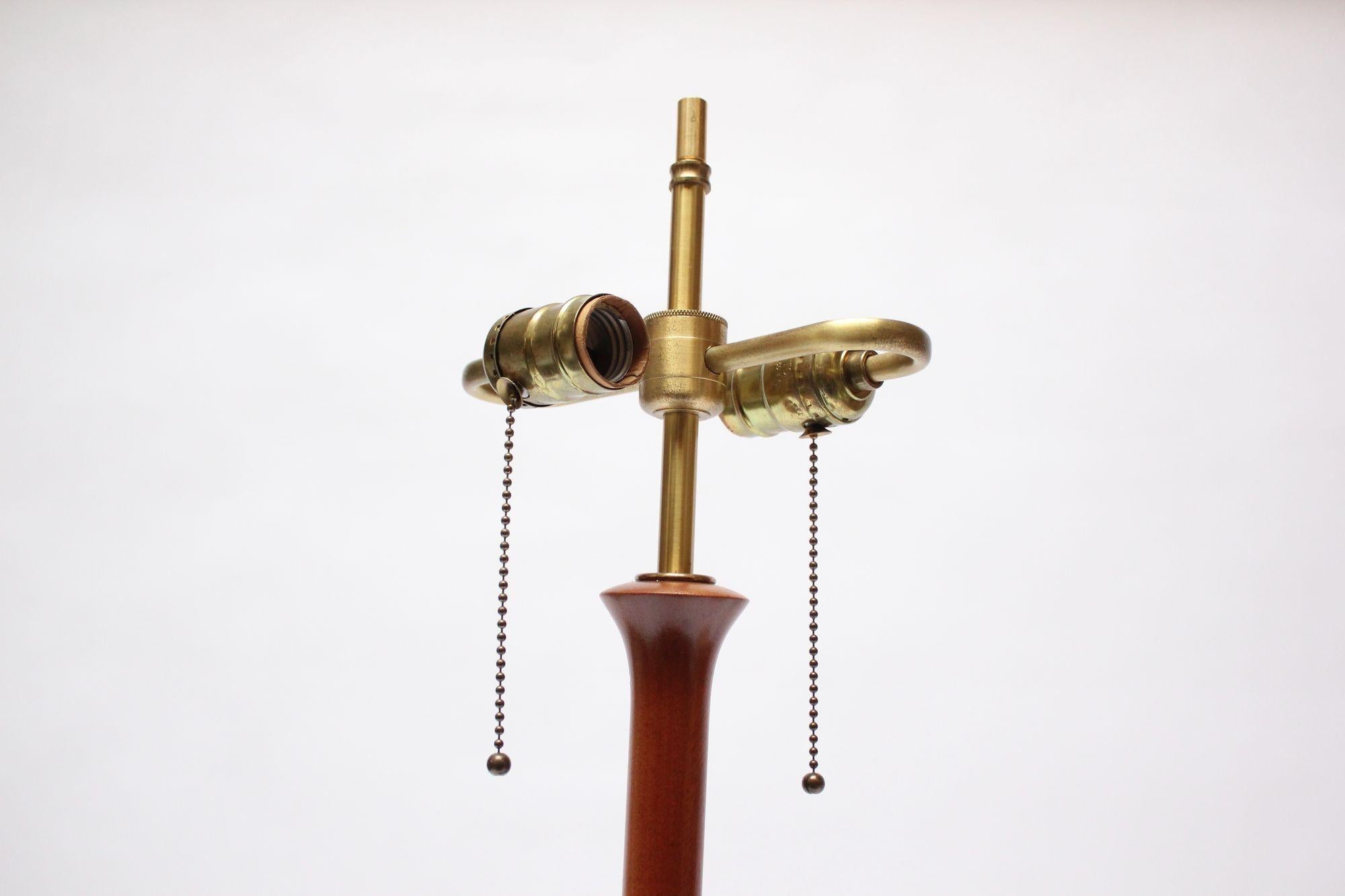 Lampe de bureau sculpturale en bois de cerisier et laiton de Studio Craft avec abat-jour d'origine en vente 2
