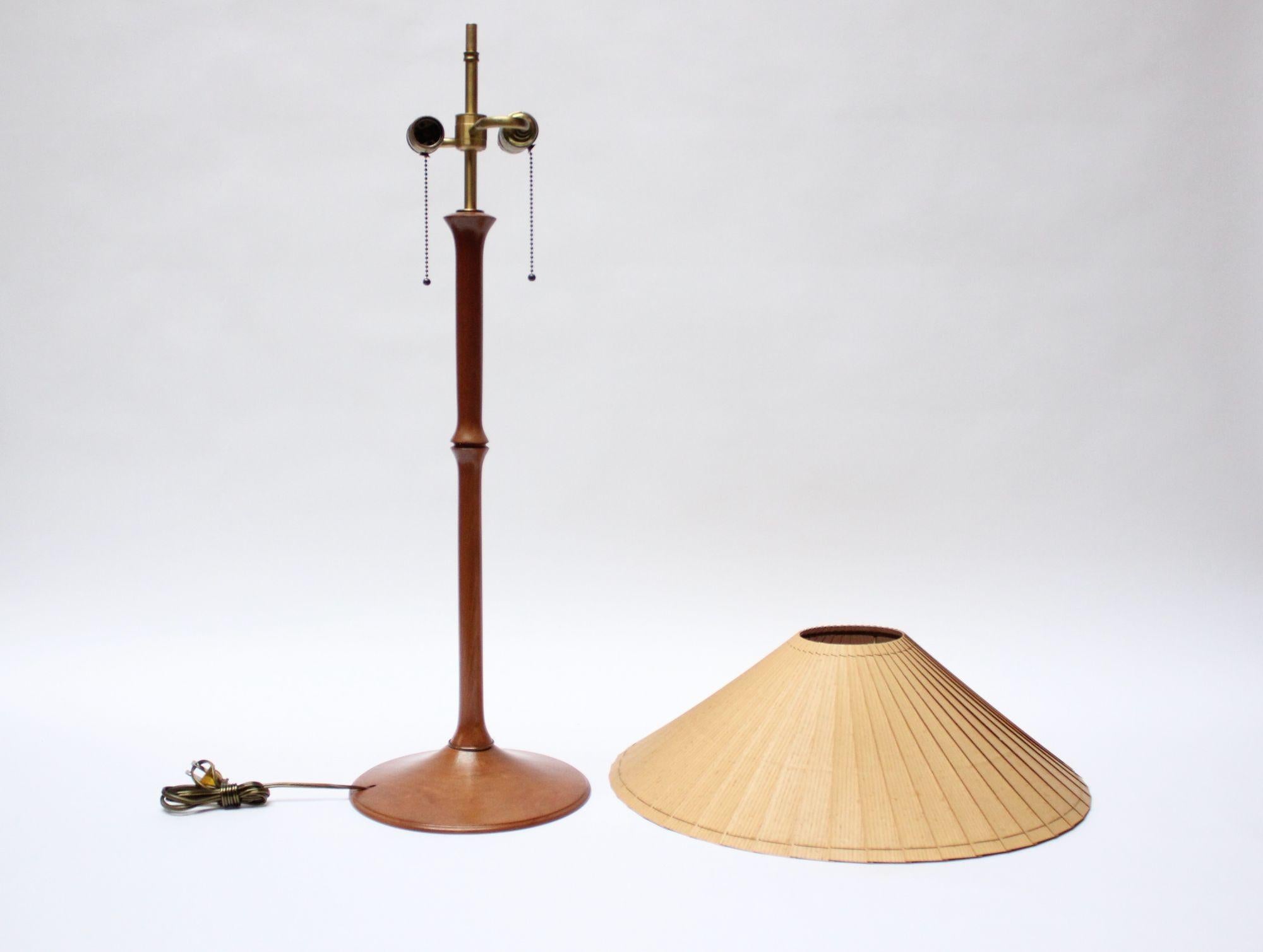 Mid-Century Modern Lampe de bureau sculpturale en bois de cerisier et laiton de Studio Craft avec abat-jour d'origine en vente