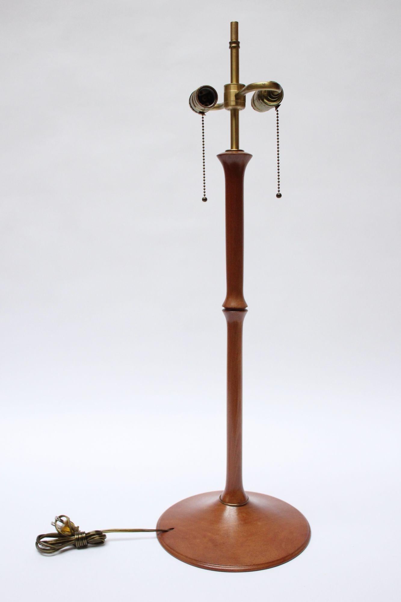 Lampe de bureau sculpturale en bois de cerisier et laiton de Studio Craft avec abat-jour d'origine en vente 6