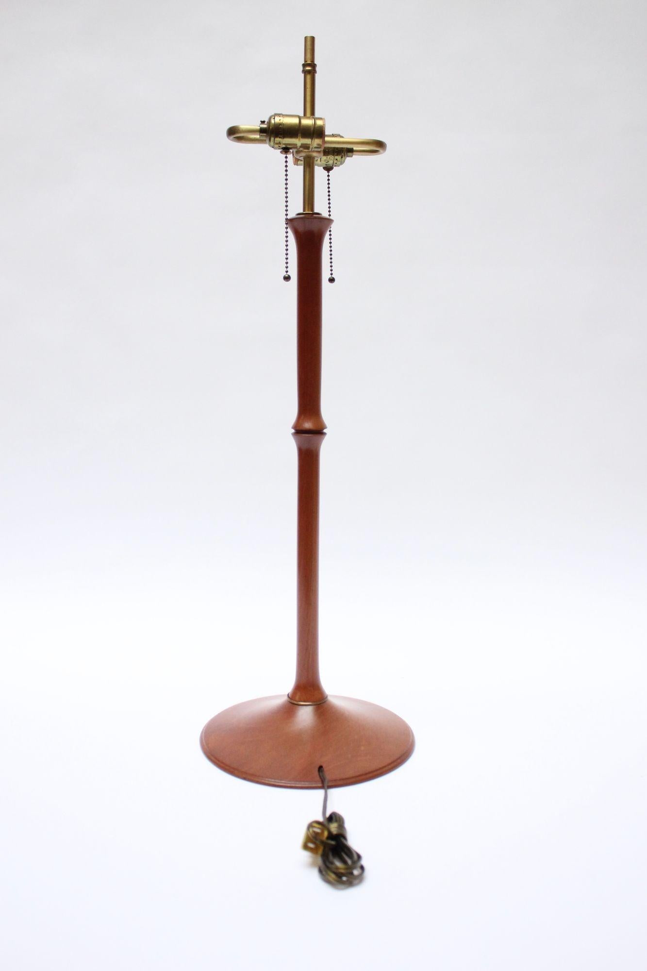 Lampe de bureau sculpturale en bois de cerisier et laiton de Studio Craft avec abat-jour d'origine en vente 7
