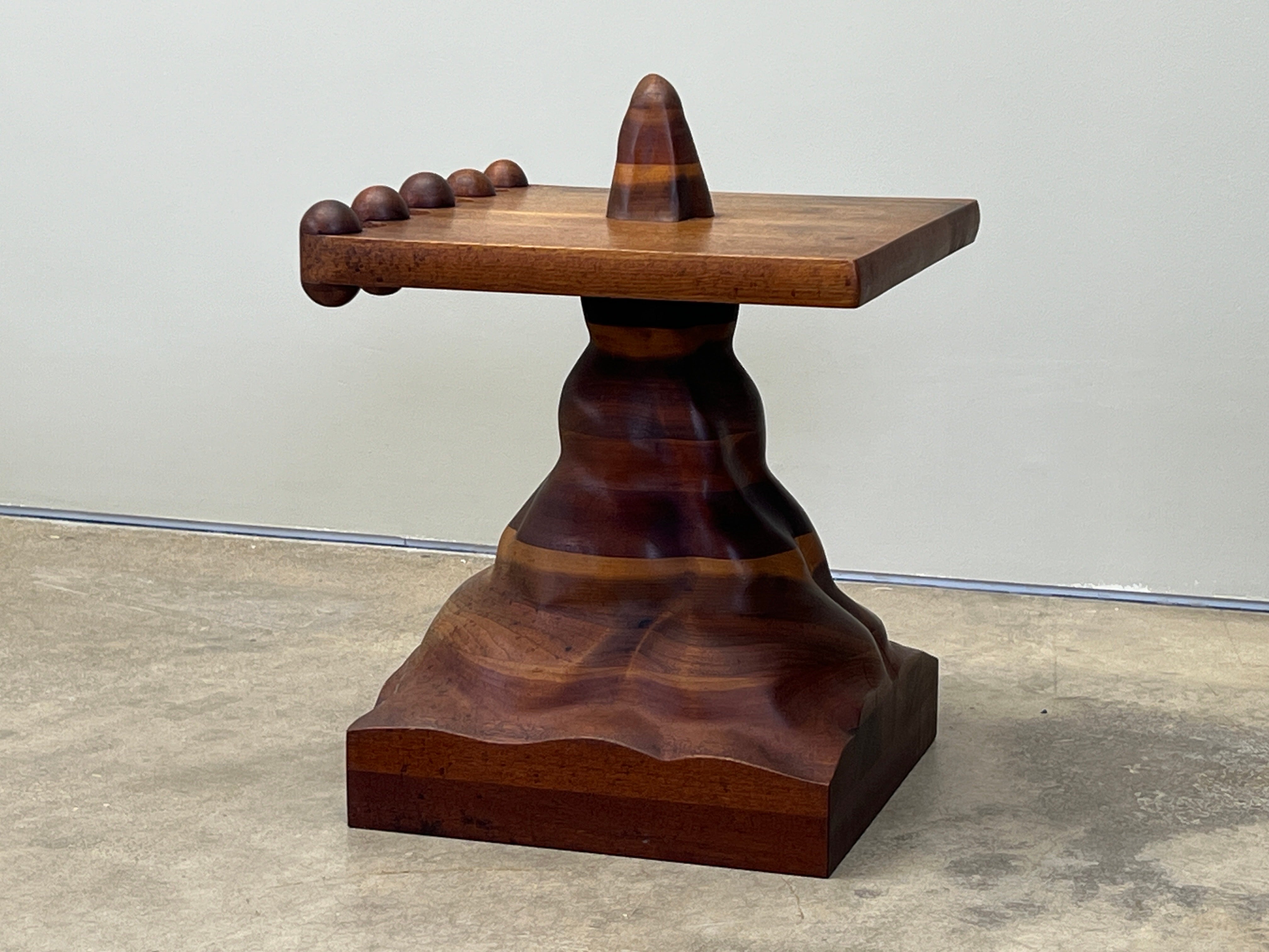 Thomas Lacagnina (americano, nato nel 1938) Tavolino, USA, circa 1973 
Ciliegio, quercia e rovere intagliati e laminati in pila