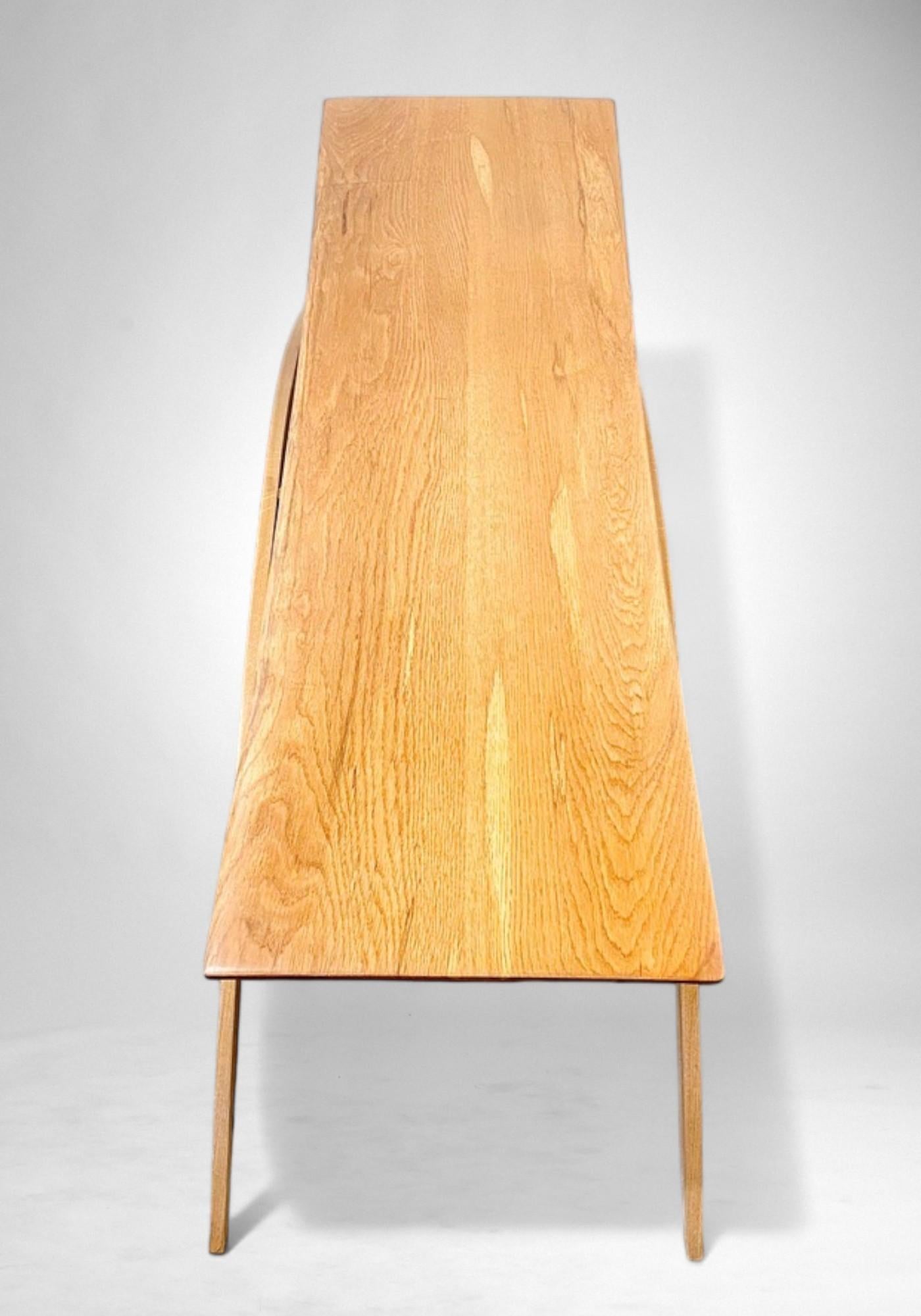 Sculpté Table basse unique en chêne blanc à pieds araignées Studio Craft, vers 1980 en vente