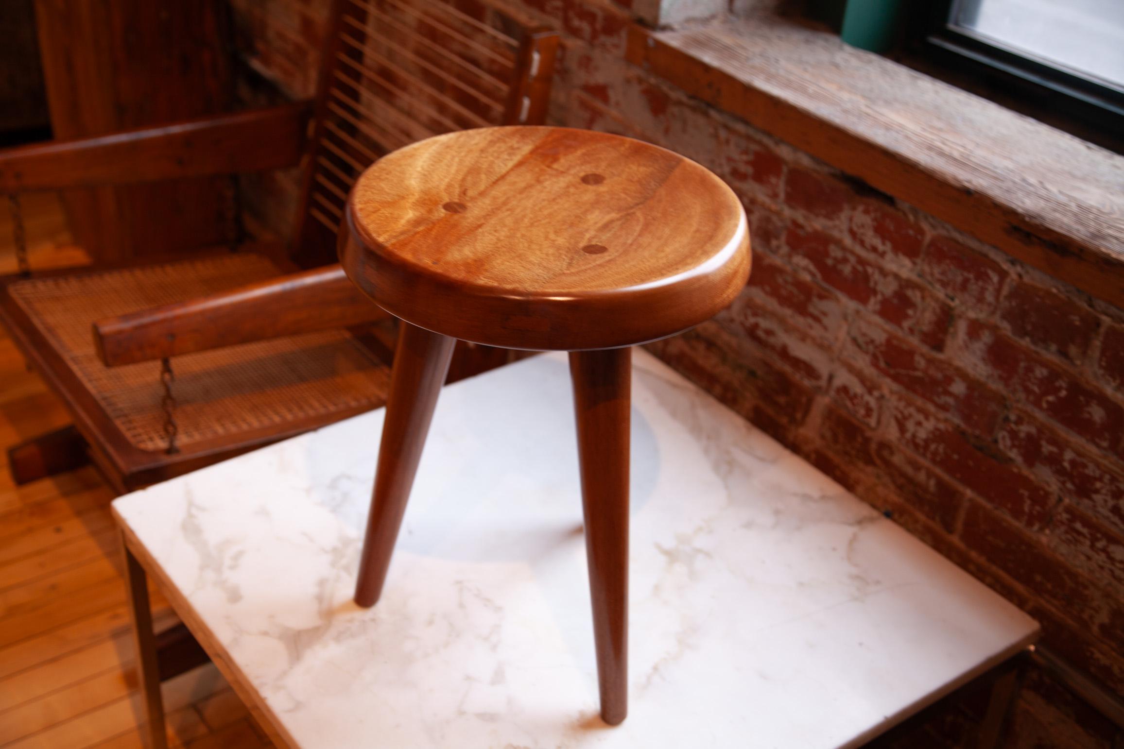 Fantastico sgabello o tavolino contemporaneo ispirato a elementi del movimento Studio A americano e allo sgabello da mungitura Berger di Charlotte Perriand. Il legno è di colore marrone/miele. 

Ho tre di questi sgabelli in magazzino. Posso anche