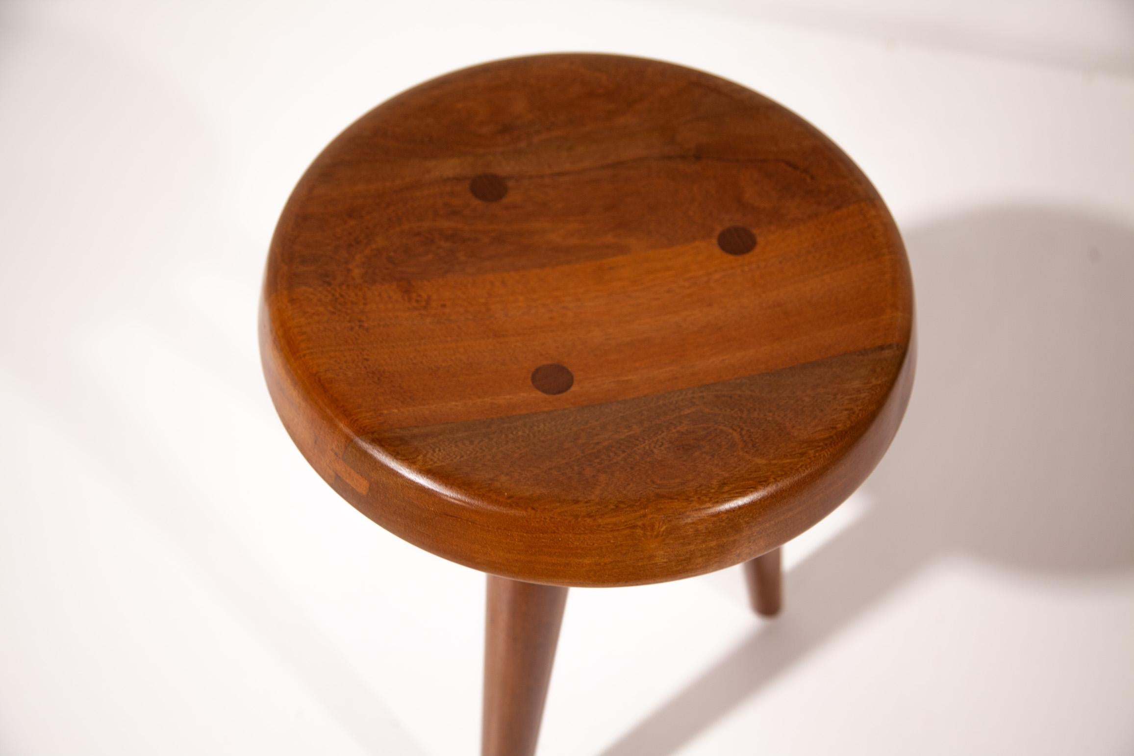 Legno massiccio Sgabello Studio A alla maniera di Charlotte Perriand in vendita