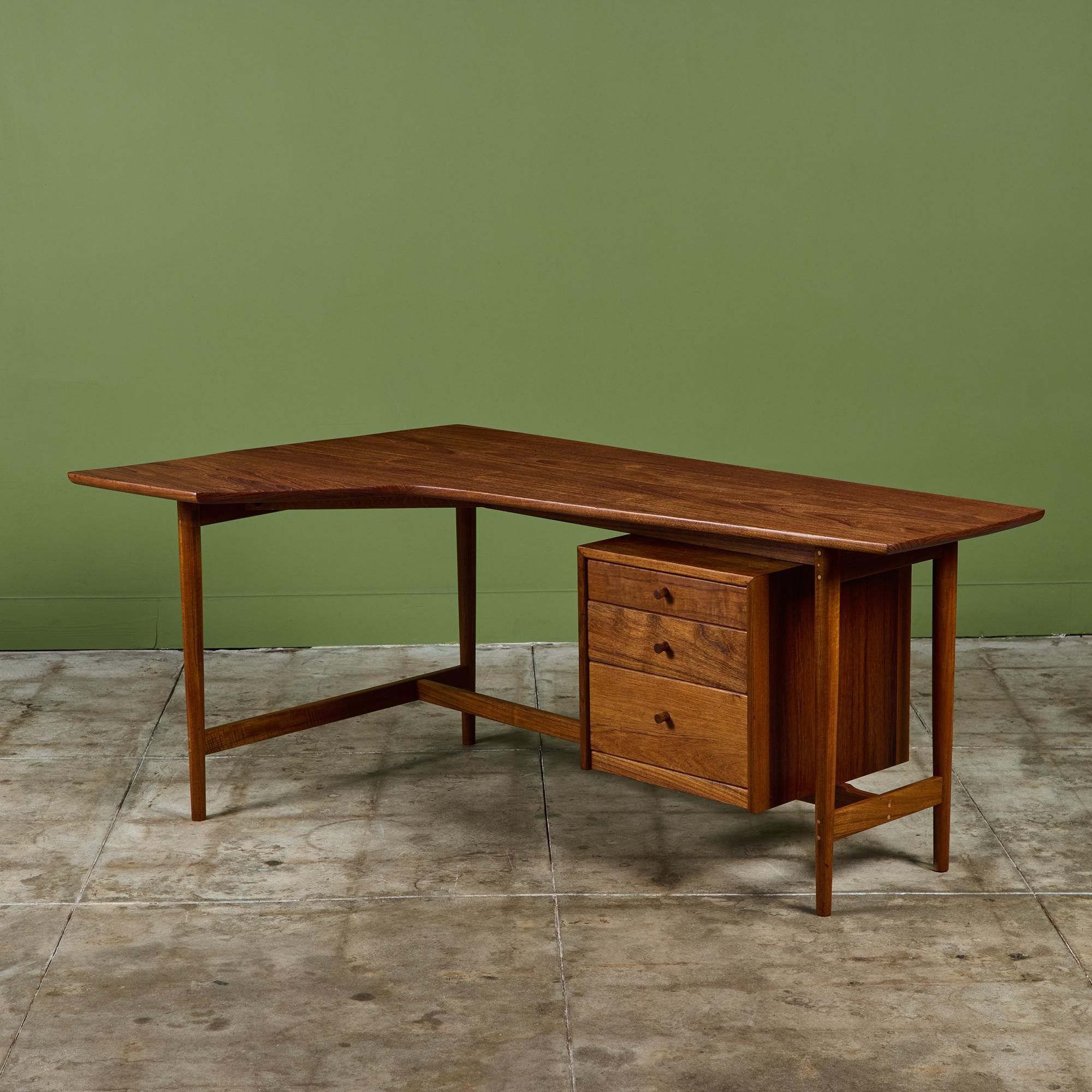 Bureau de studio de l'artiste américain Richard Artschwager, c.1950s, USA. Le bureau est doté d'un plateau de style boomerang et de trois tiroirs de rangement sur le côté droit, chacun étant doté d'une tirette en bois. Le bureau est soutenu par