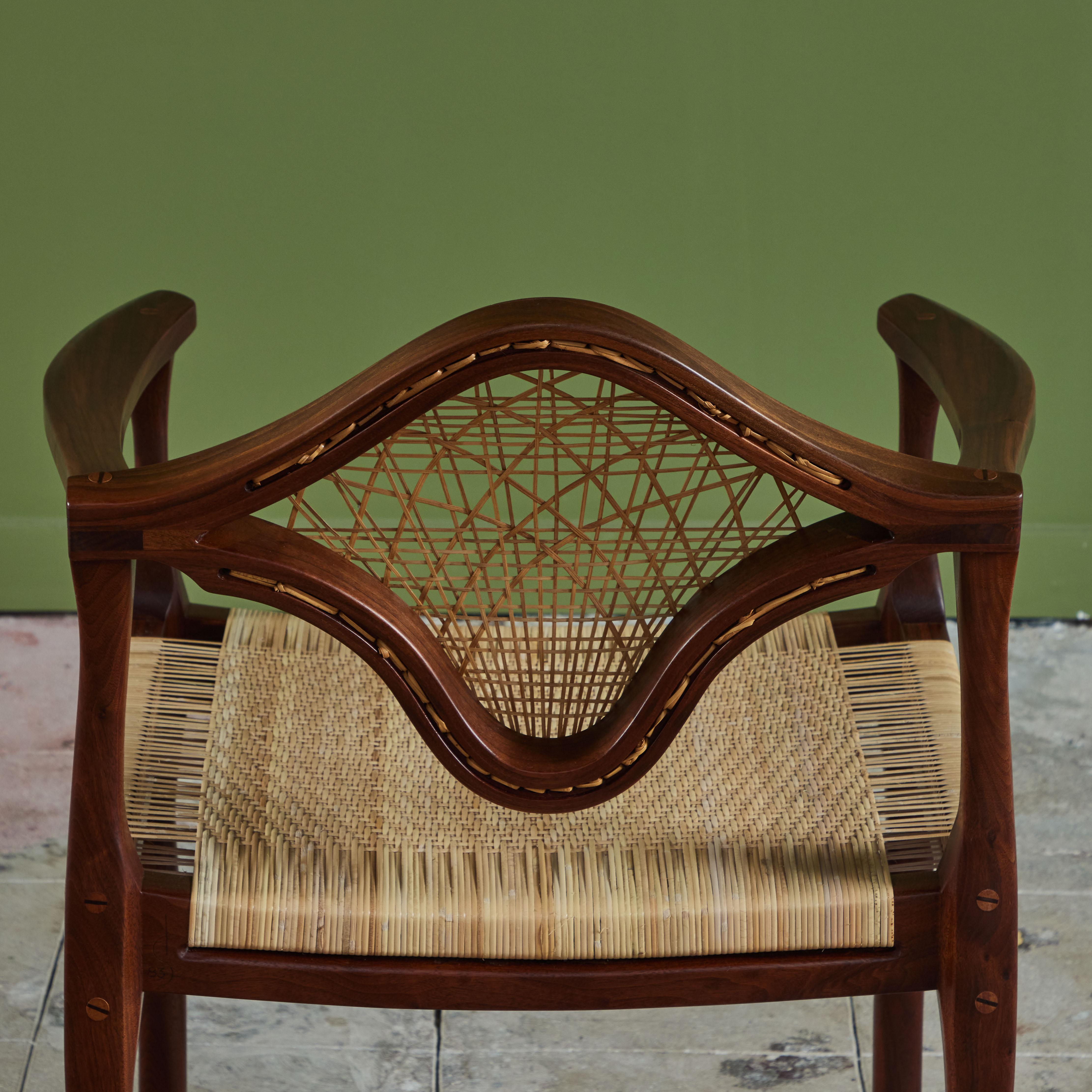 Studio Craft Sessel aus Nussbaumholz mit Schilfrohr im Angebot 2