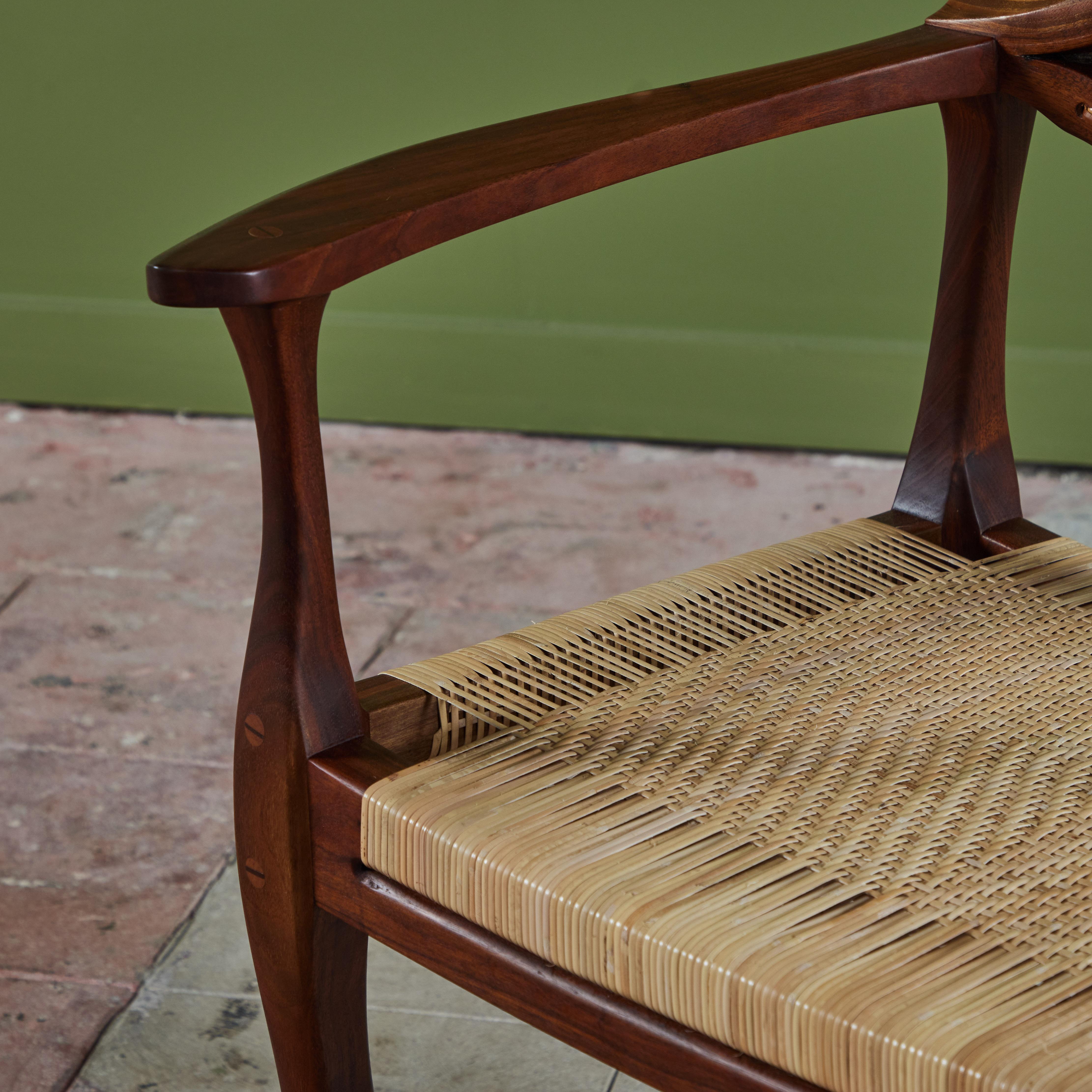 Studio Craft Sessel aus Nussbaumholz mit Schilfrohr im Angebot 4