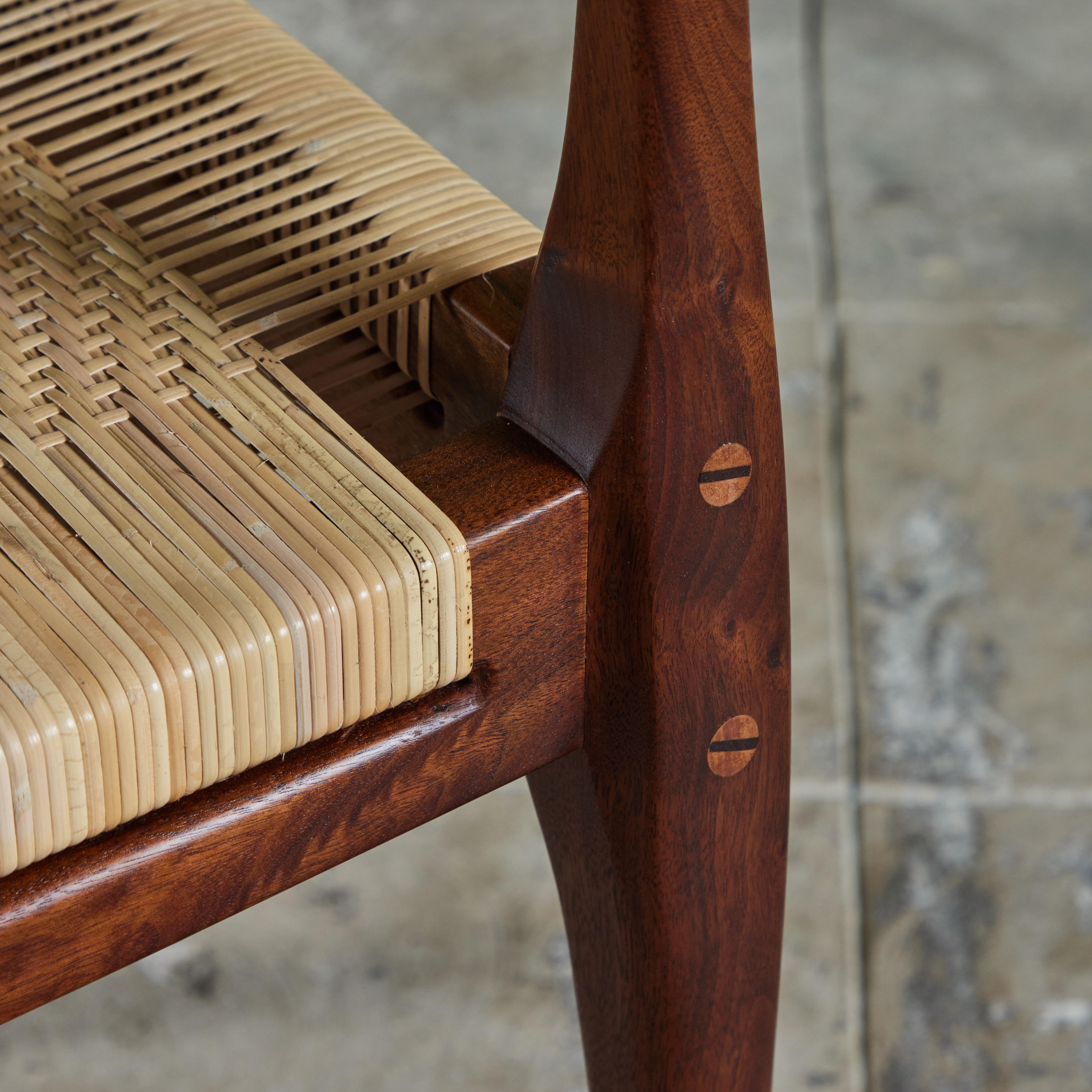 Studio Craft Sessel aus Nussbaumholz mit Schilfrohr im Angebot 5