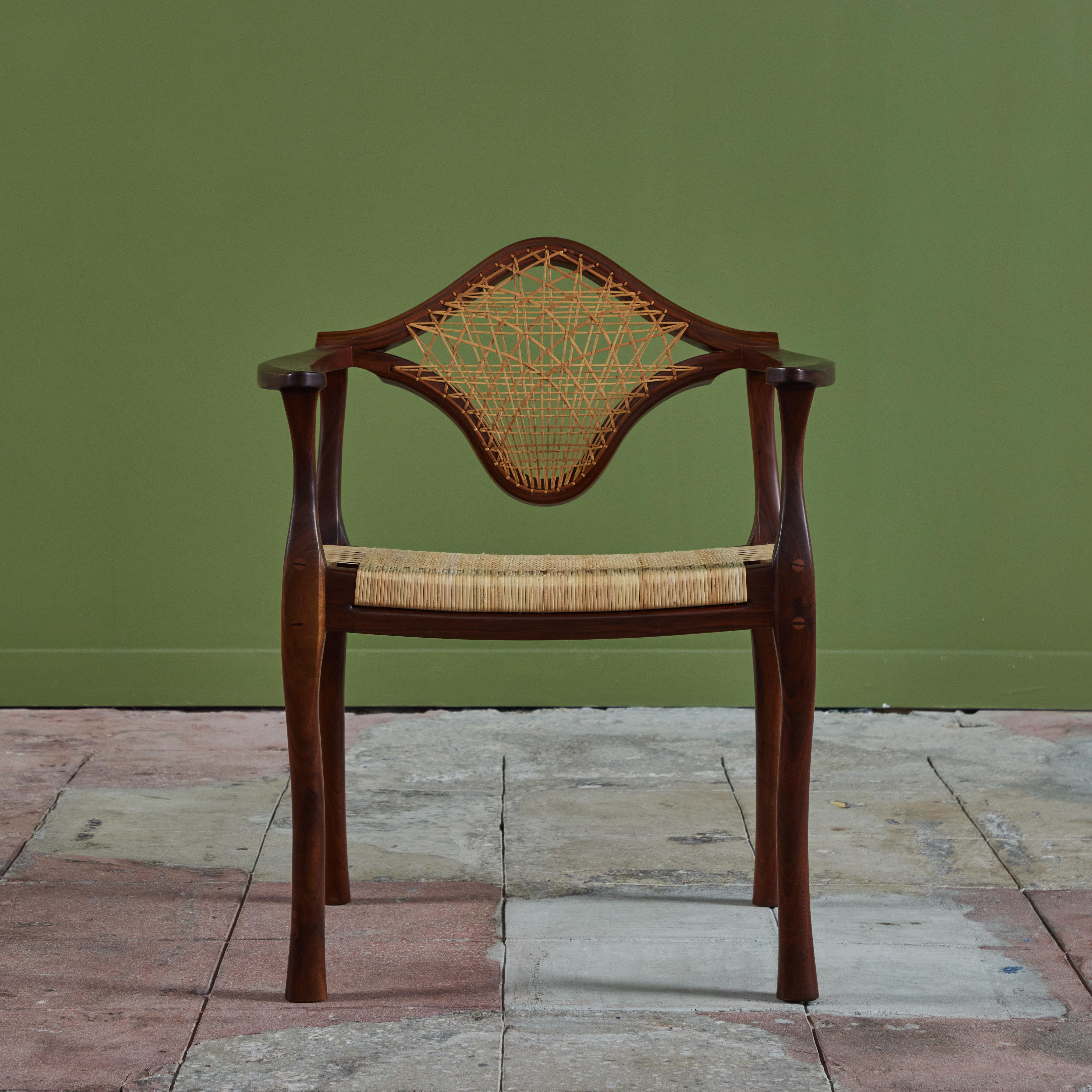 Studio Craft Sessel aus Nussbaumholz mit Schilfrohr (Arts and Crafts) im Angebot