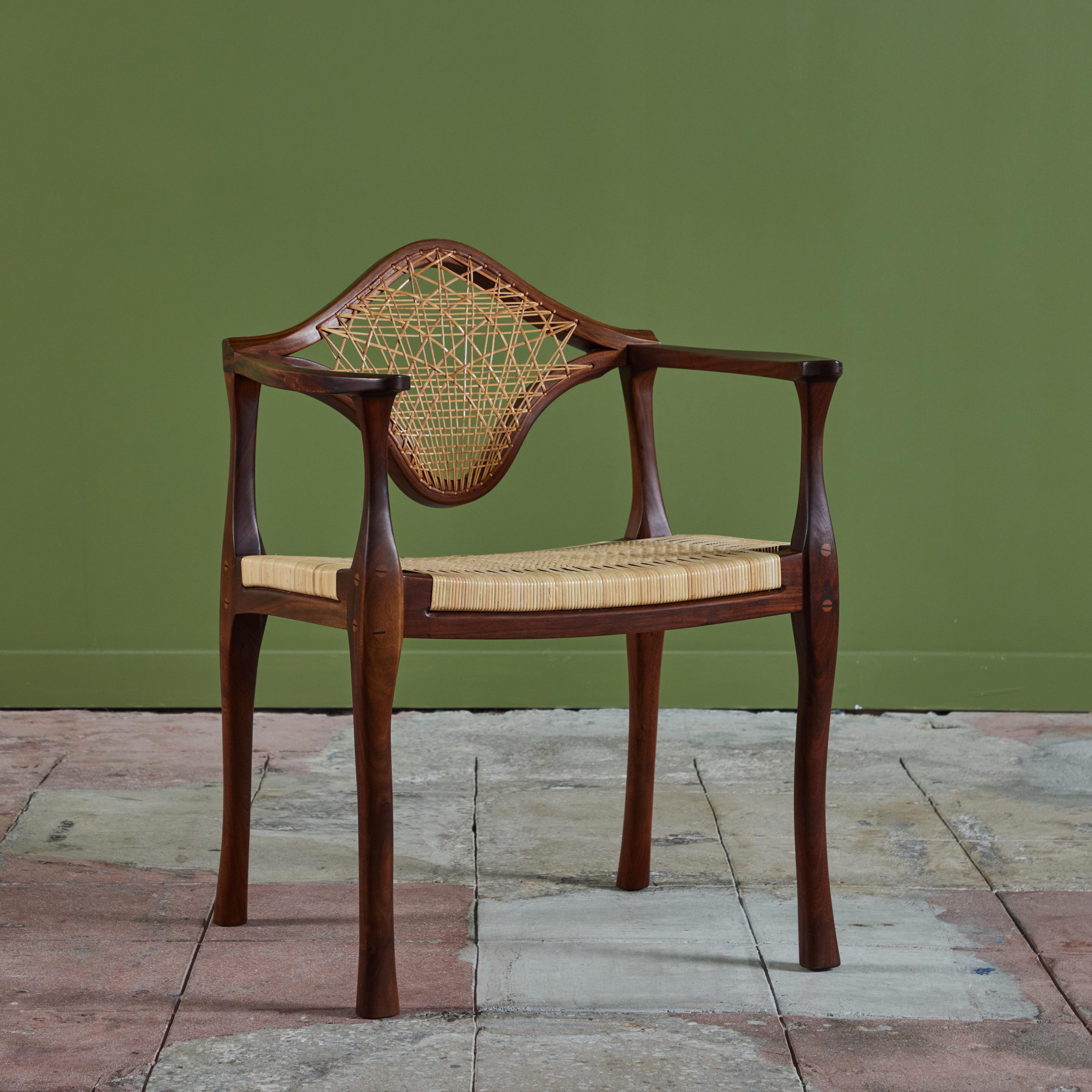 Studio Craft Sessel aus Nussbaumholz mit Schilfrohr (amerikanisch) im Angebot