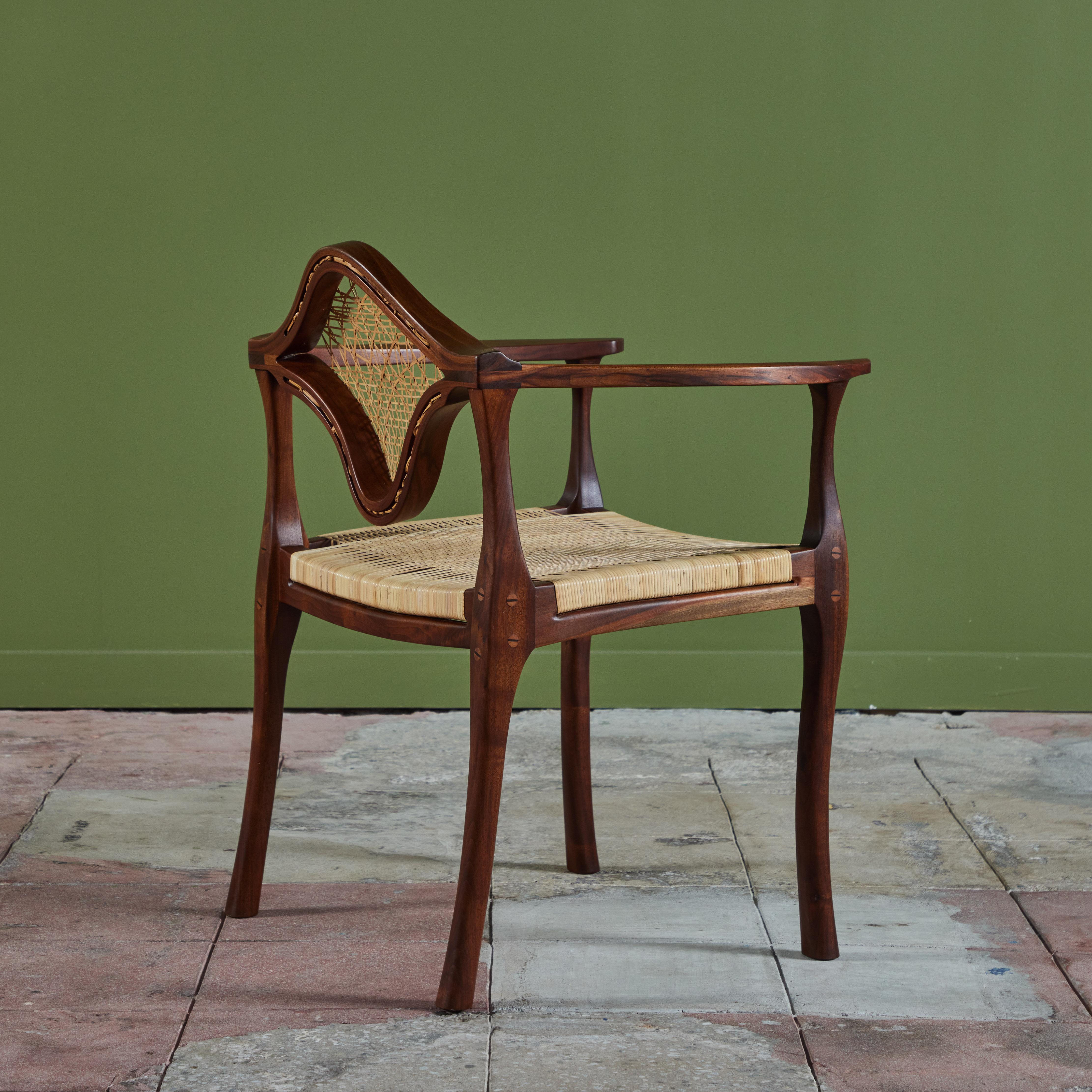 Studio Craft Sessel aus Nussbaumholz mit Schilfrohr (Handgewebt) im Angebot