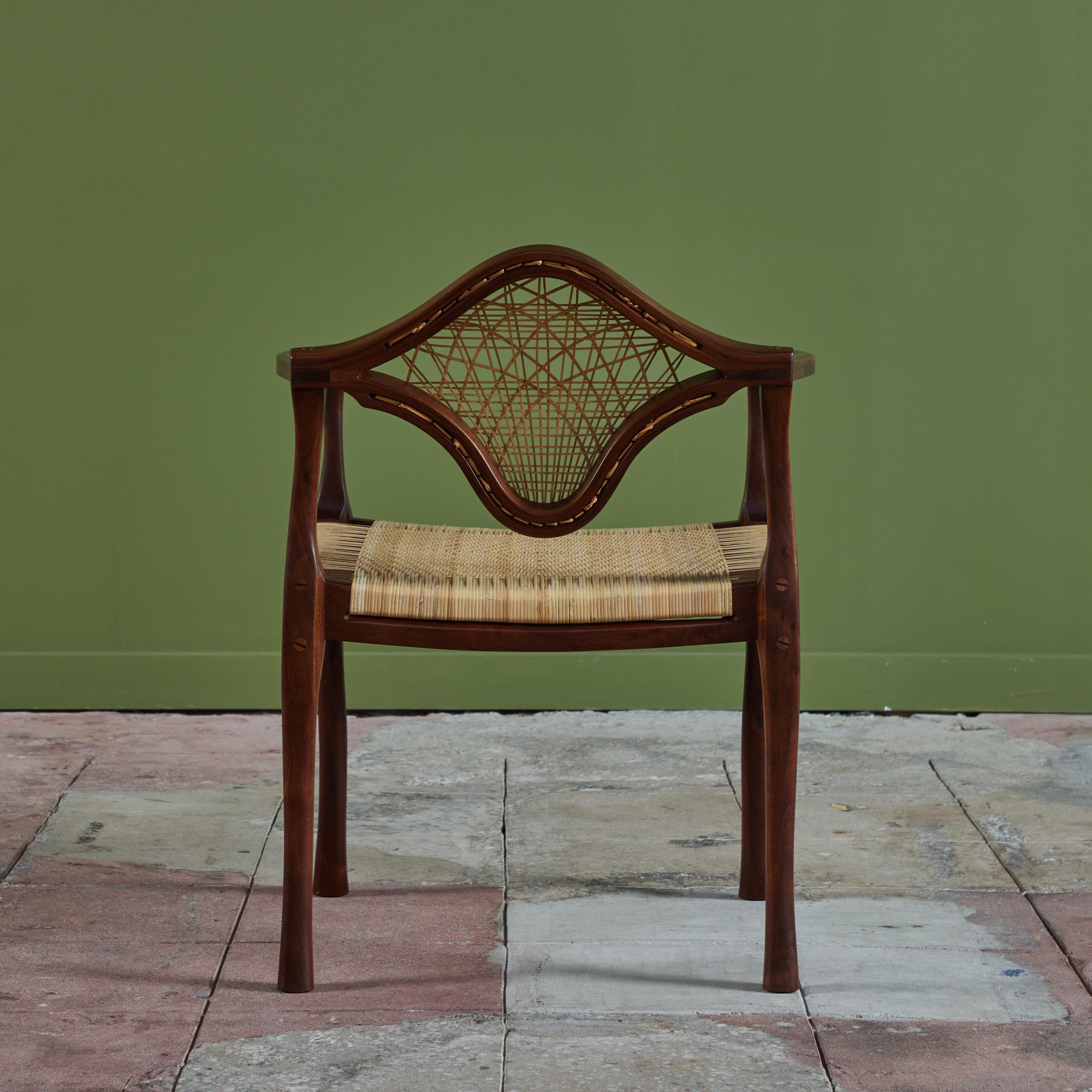 Studio Craft Sessel aus Nussbaumholz mit Schilfrohr (Ende des 20. Jahrhunderts) im Angebot
