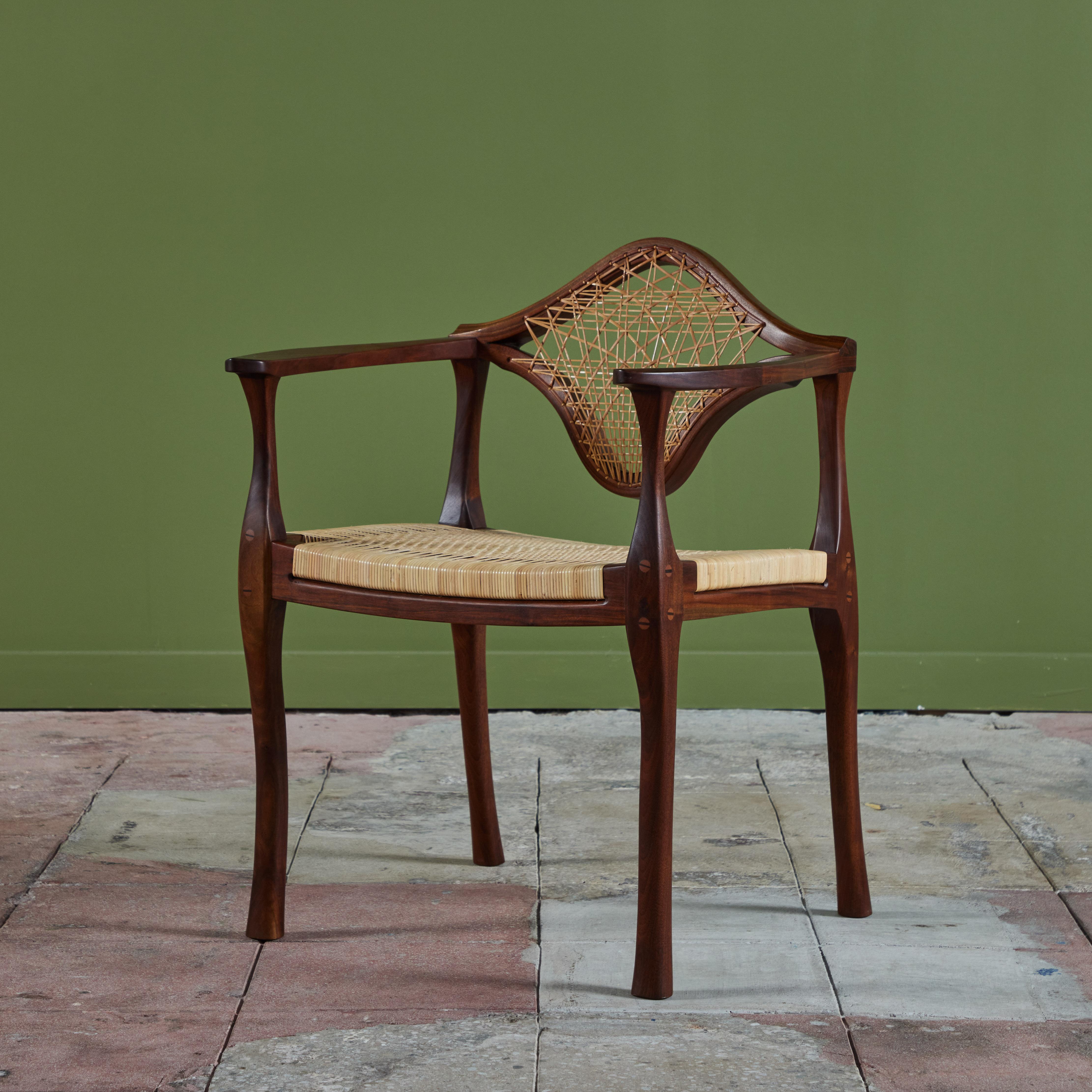 Studio Craft Sessel aus Nussbaumholz mit Schilfrohr (Gehstock) im Angebot