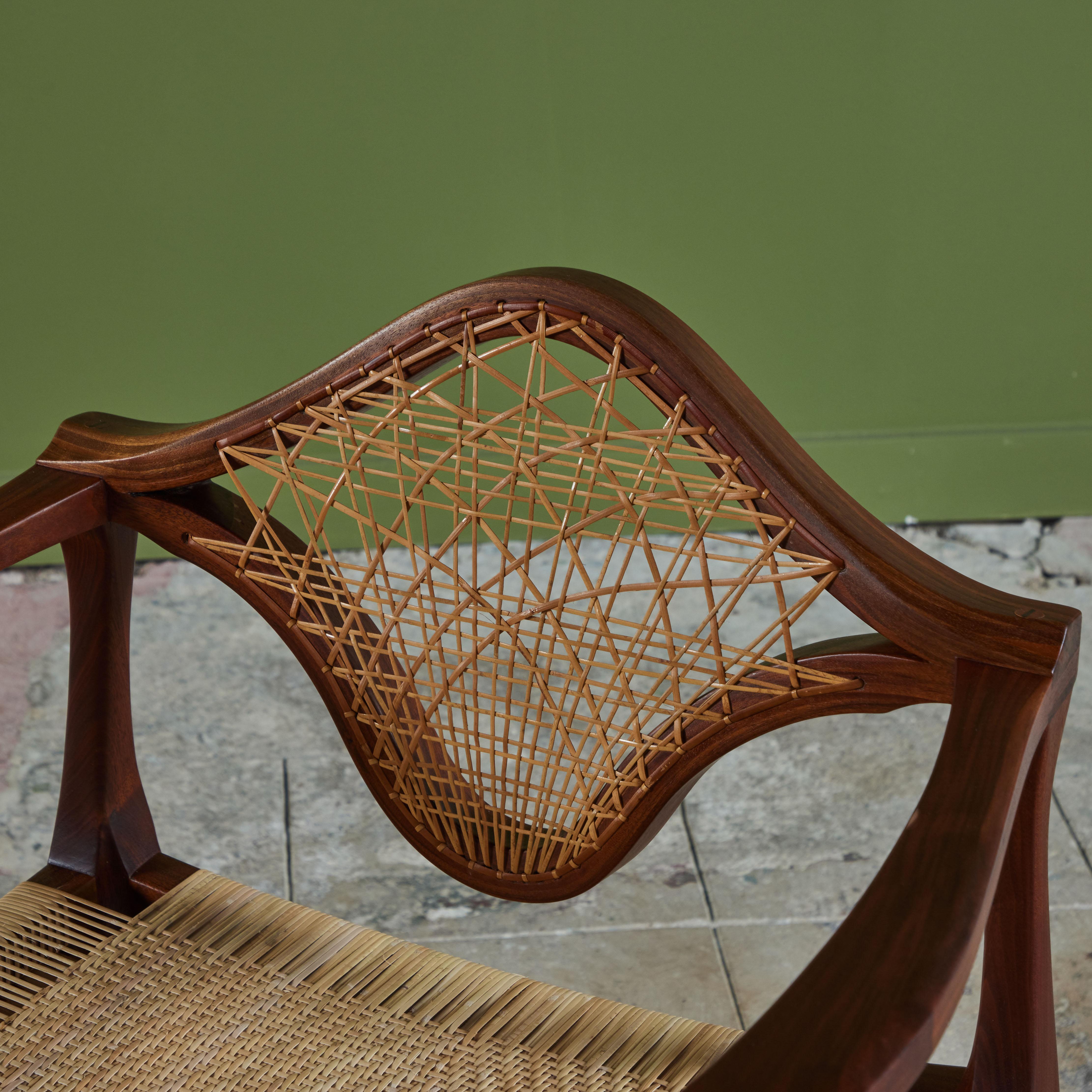 Studio Craft Sessel aus Nussbaumholz mit Schilfrohr im Angebot 1
