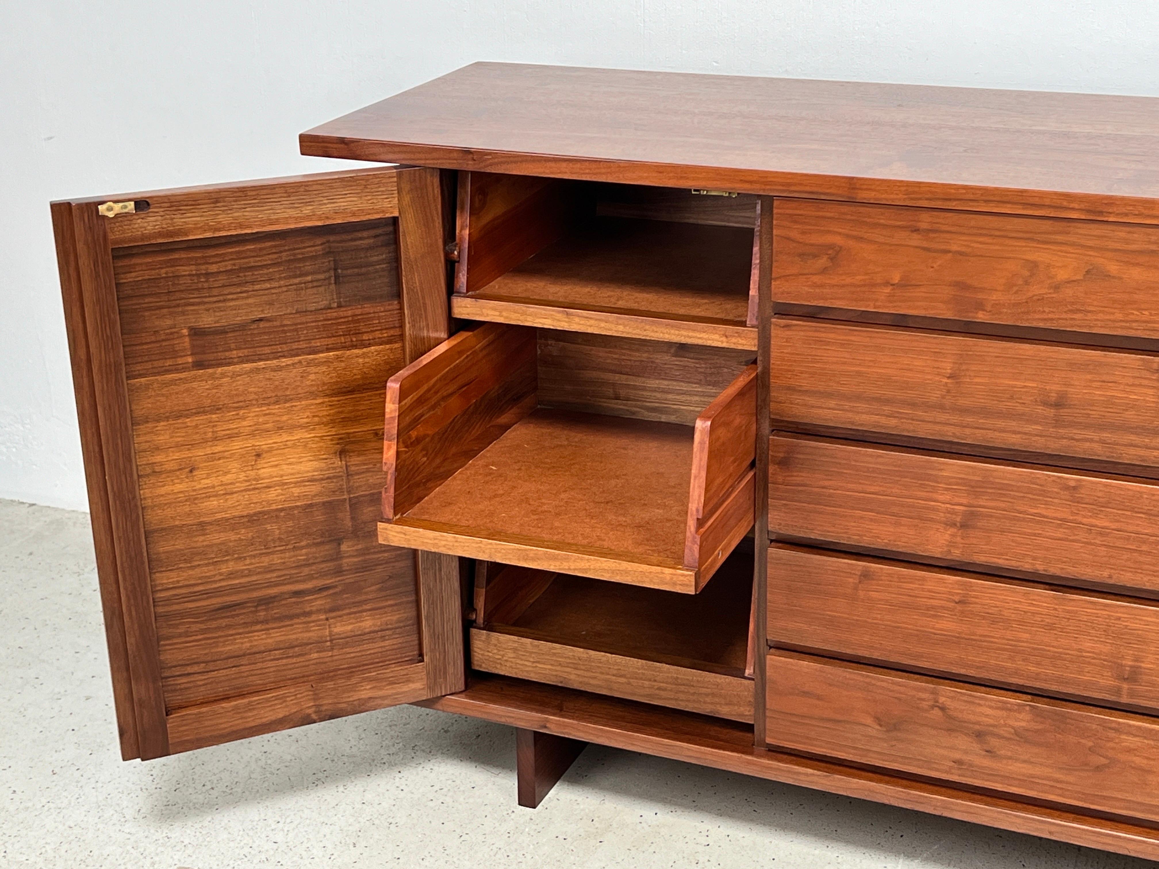 Studio A Cabinet in noce in vendita 1