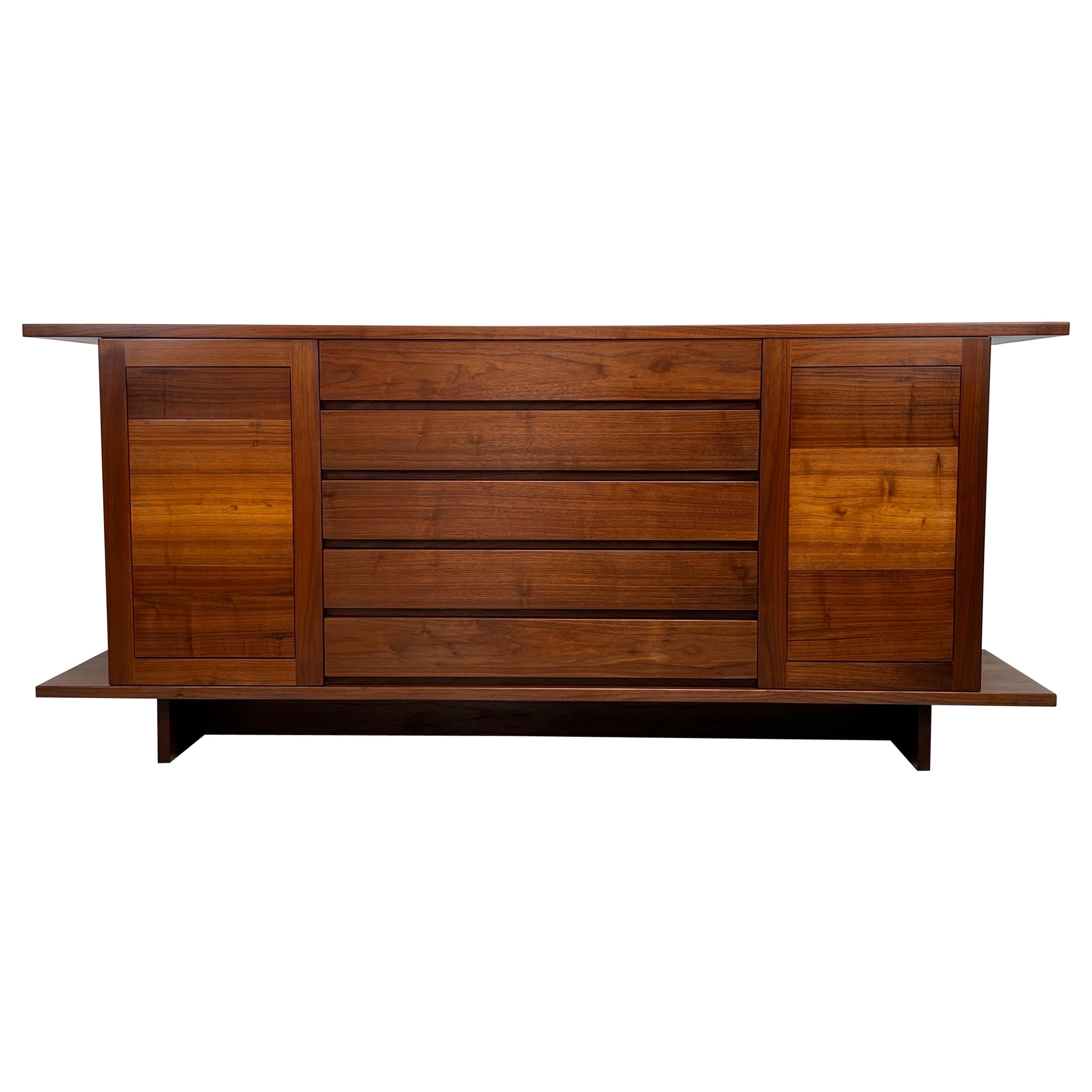Cabinet en noyer de Studio Craft en vente
