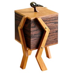 Studio Craft Boîte en noyer + érable Tête d'oiseau en bronze Connecteurs en laiton faits par des artistes