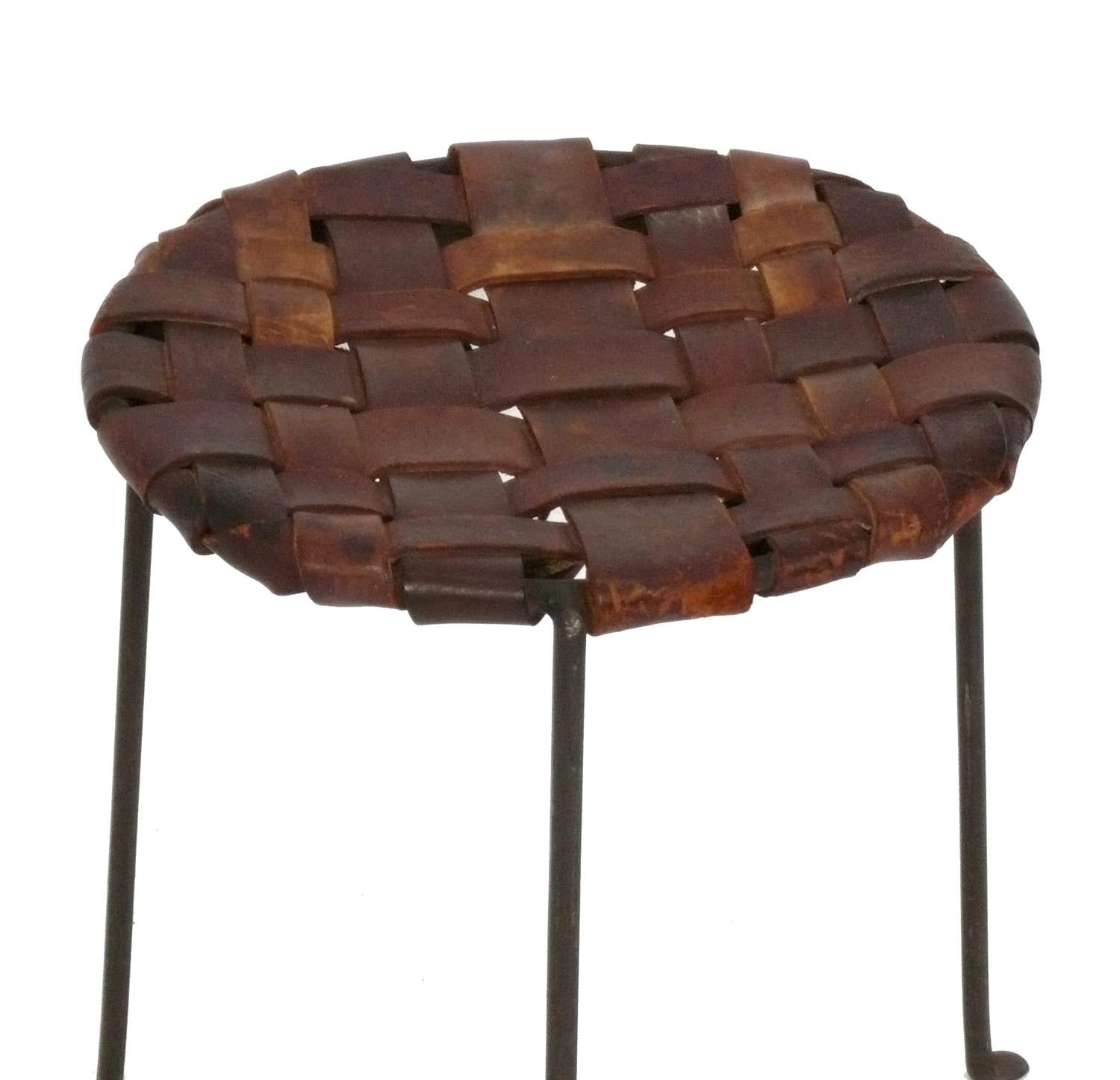 Mid-Century moderno Sgabello in pelle intrecciata e ferro di Studio A di Lila Swift and Donald Monell in vendita