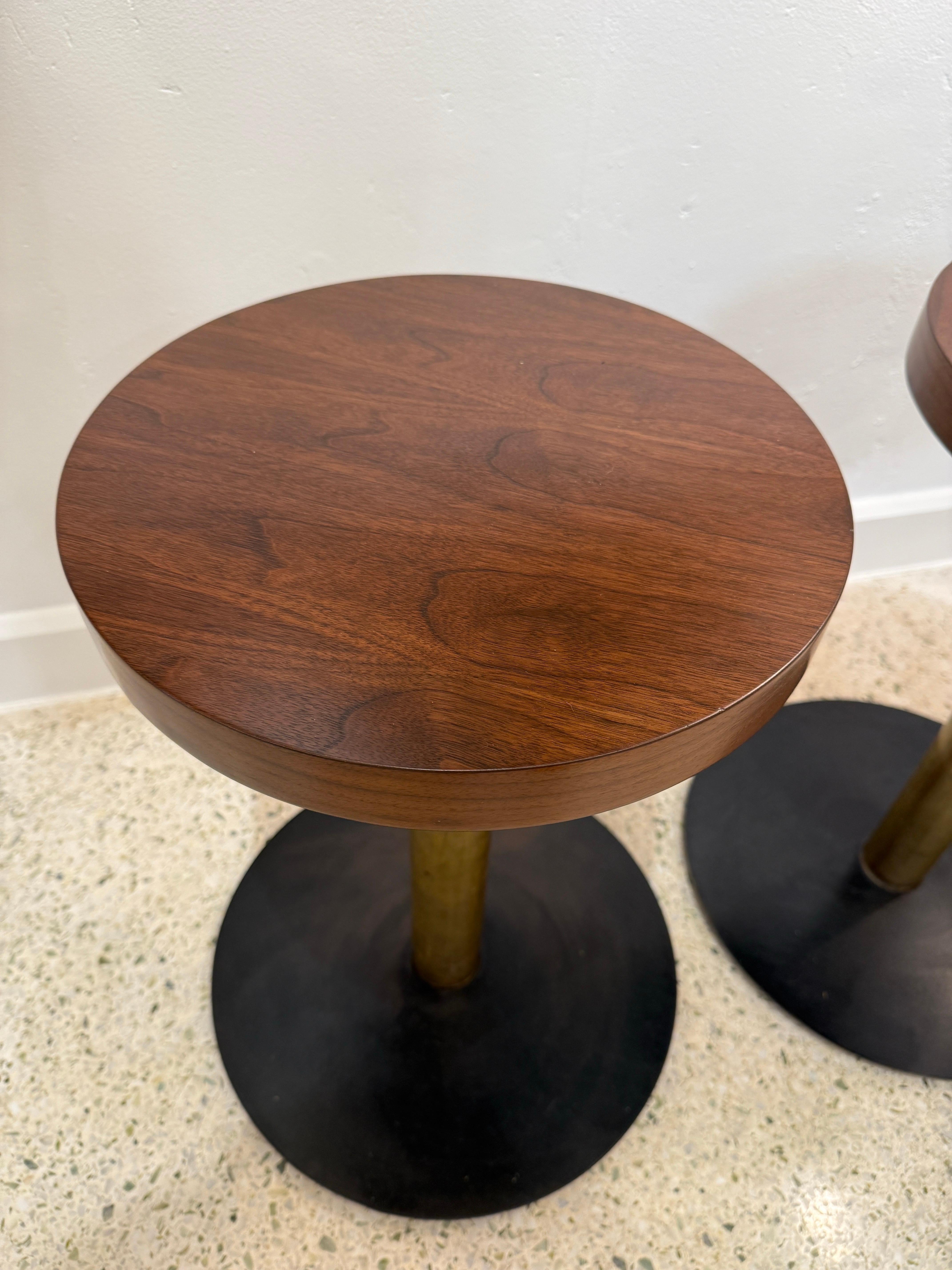 Le plateau en chêne magnifiquement teinté est relié au pied en bronze et à la base en fer, TRES robuste et très élégant sur le plan industriel.  Ces tables d'appoint fabriquées en studio sont parfaites pour tous les espaces et tous les styles.