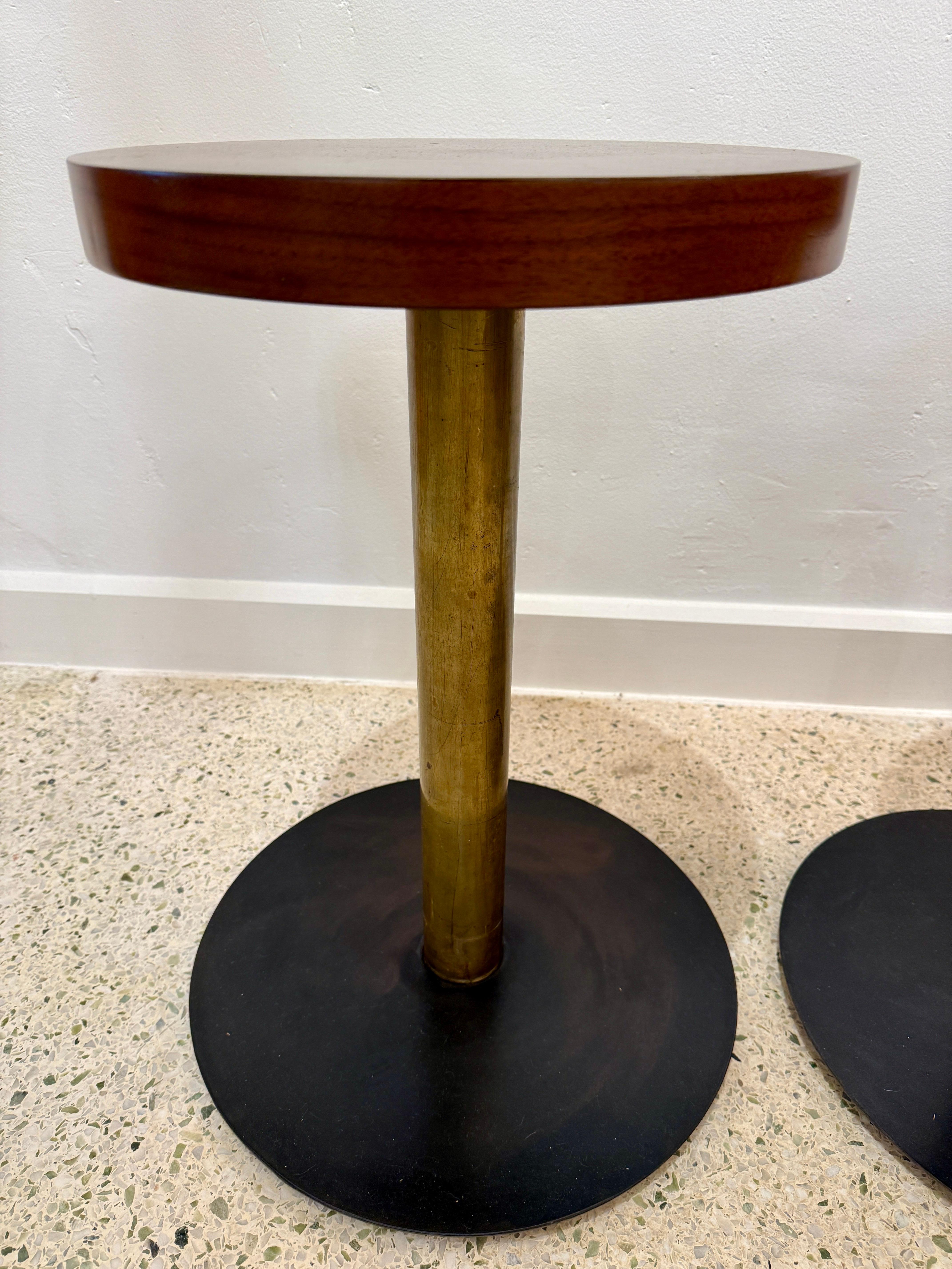 Postmoderne Paire de tables d'appoint Studio Craft en bronze, Oak Oak et fer noirci en vente