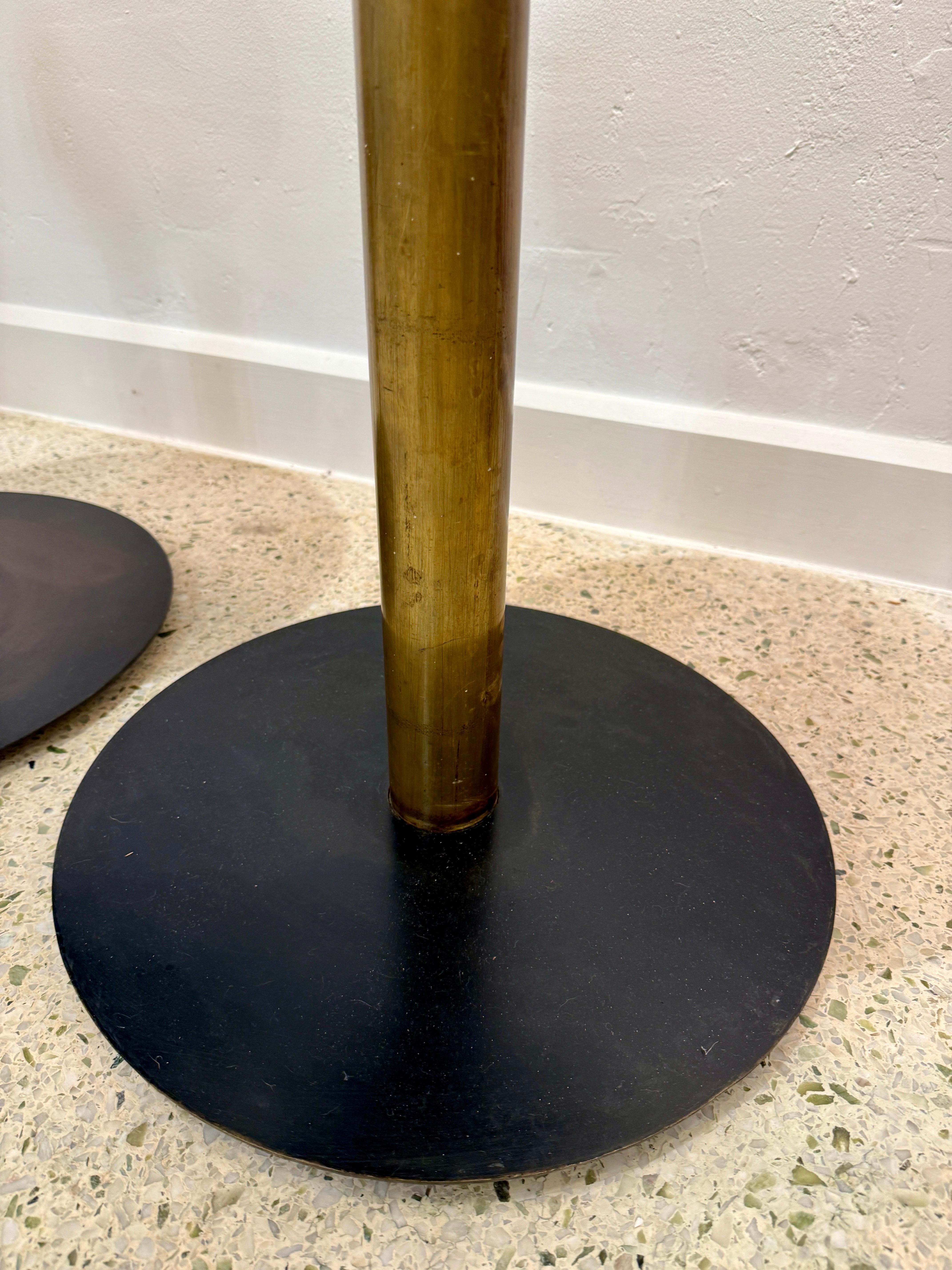 Américain Paire de tables d'appoint Studio Craft en bronze, Oak Oak et fer noirci en vente