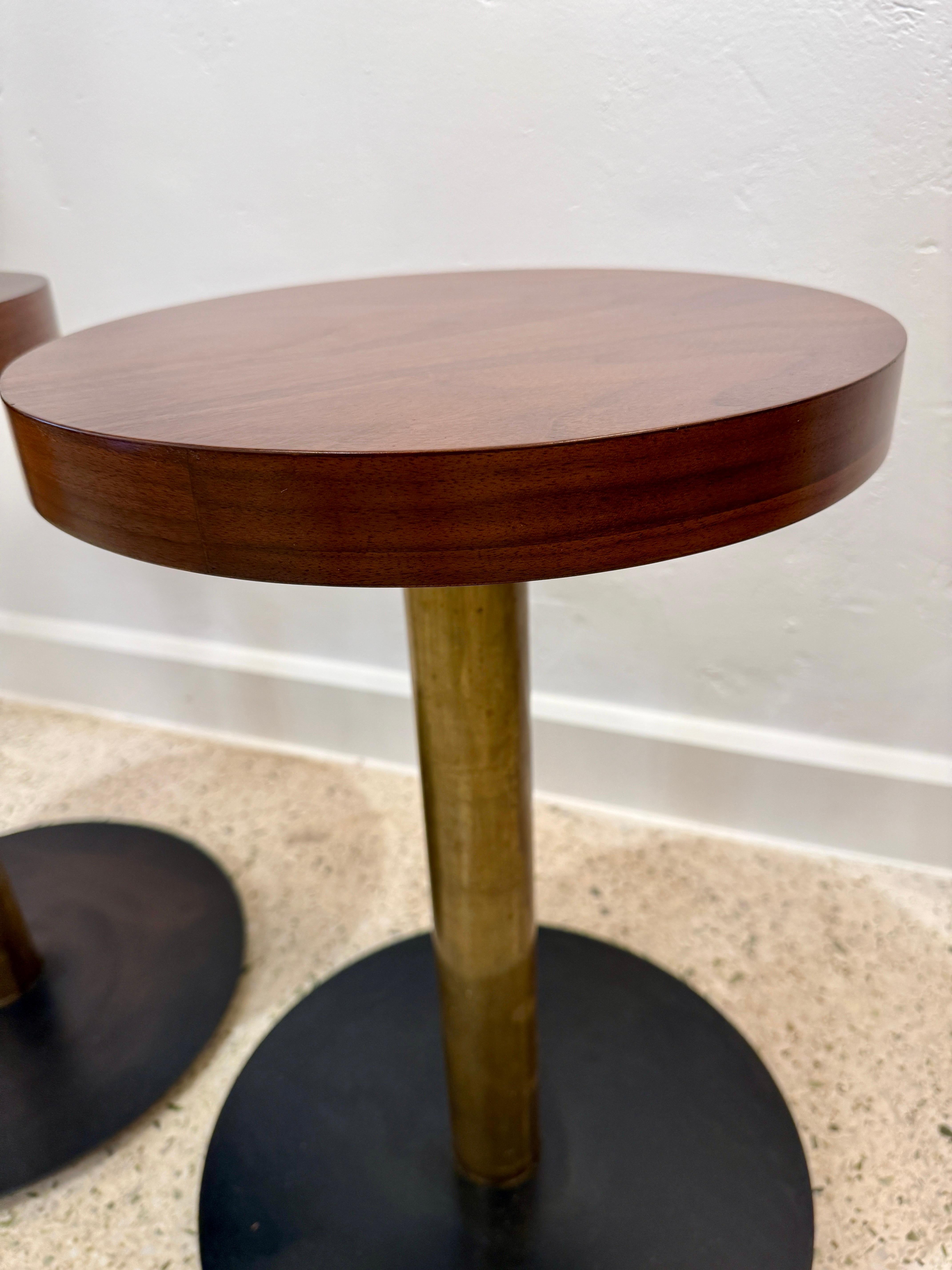 20ième siècle Paire de tables d'appoint Studio Craft en bronze, Oak Oak et fer noirci en vente