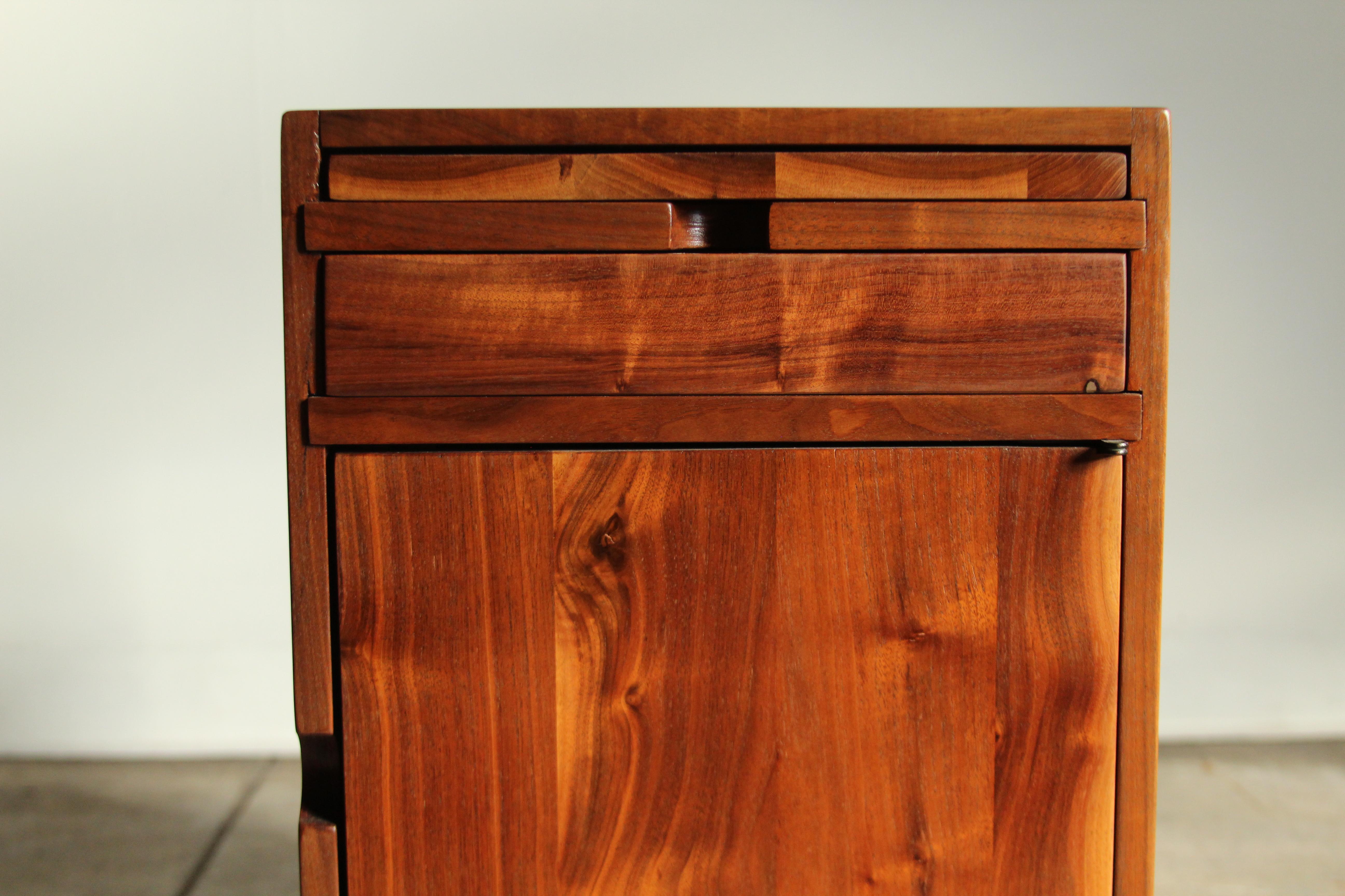 Studio Crafted Claro Walnut End Table, 1970s In Good Condition In Coronado, CA
