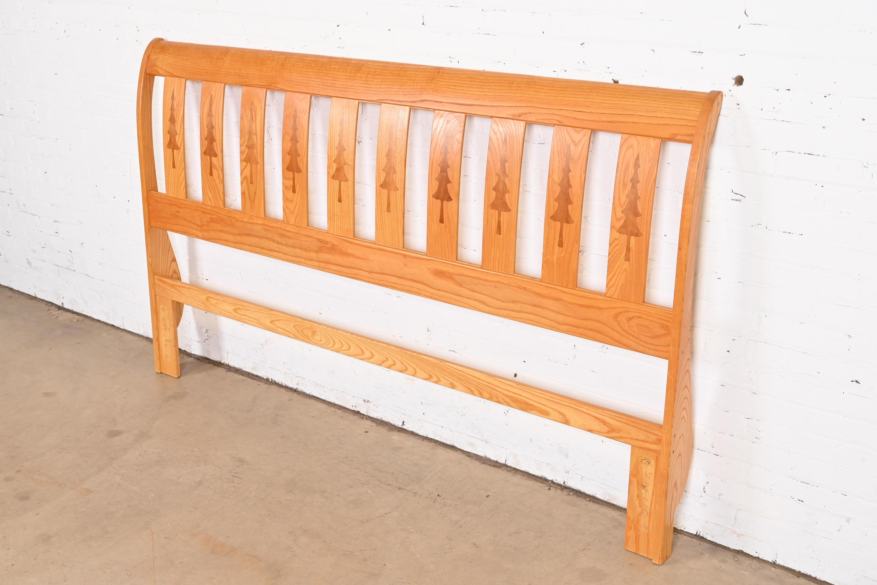 Américain Tête de lit king size en pin incrusté Rustic Lodge de Studio Craft en vente
