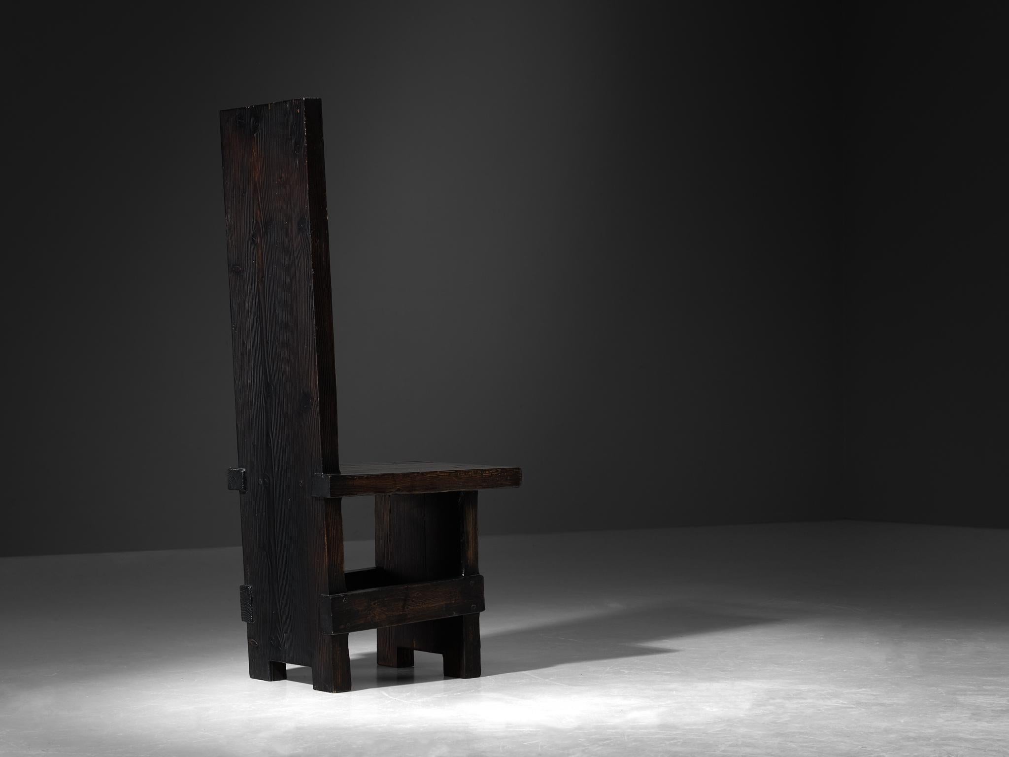 italien Studio D A. Chaise brutaliste en bois massif foncé en vente